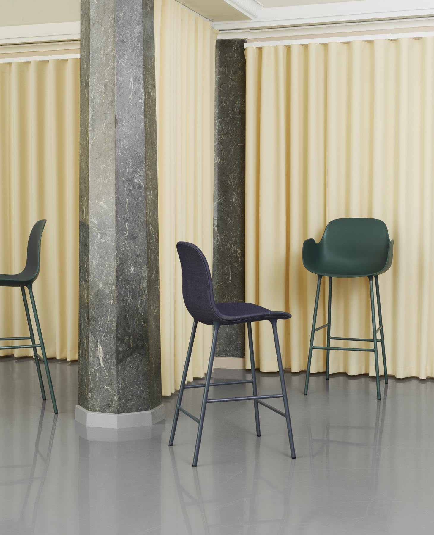 Erleben Sie den stilvollen Form Barstuhl 65 cm in elegantem Blau, gepolstert mit feinstem Hallingdal-Stoff und einem stabilen Stahlgestell – perfekt für Ihr Zuhause.