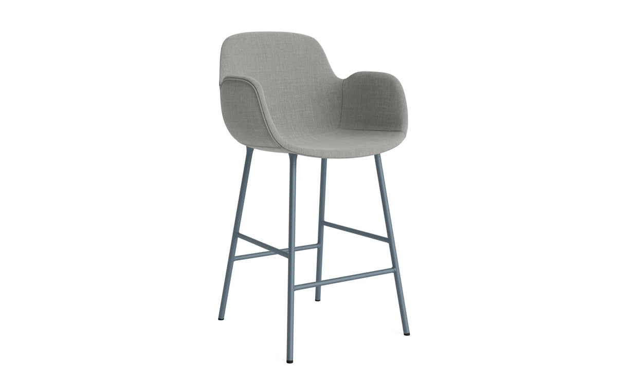Form Barstuhl mit Armlehne 65 cm gepolstert Blau Stahl/Remix in Remix 133 präsentiert im Onlineshop von KAQTU Design AG. Barstuhl ist von Normann Copenhagen