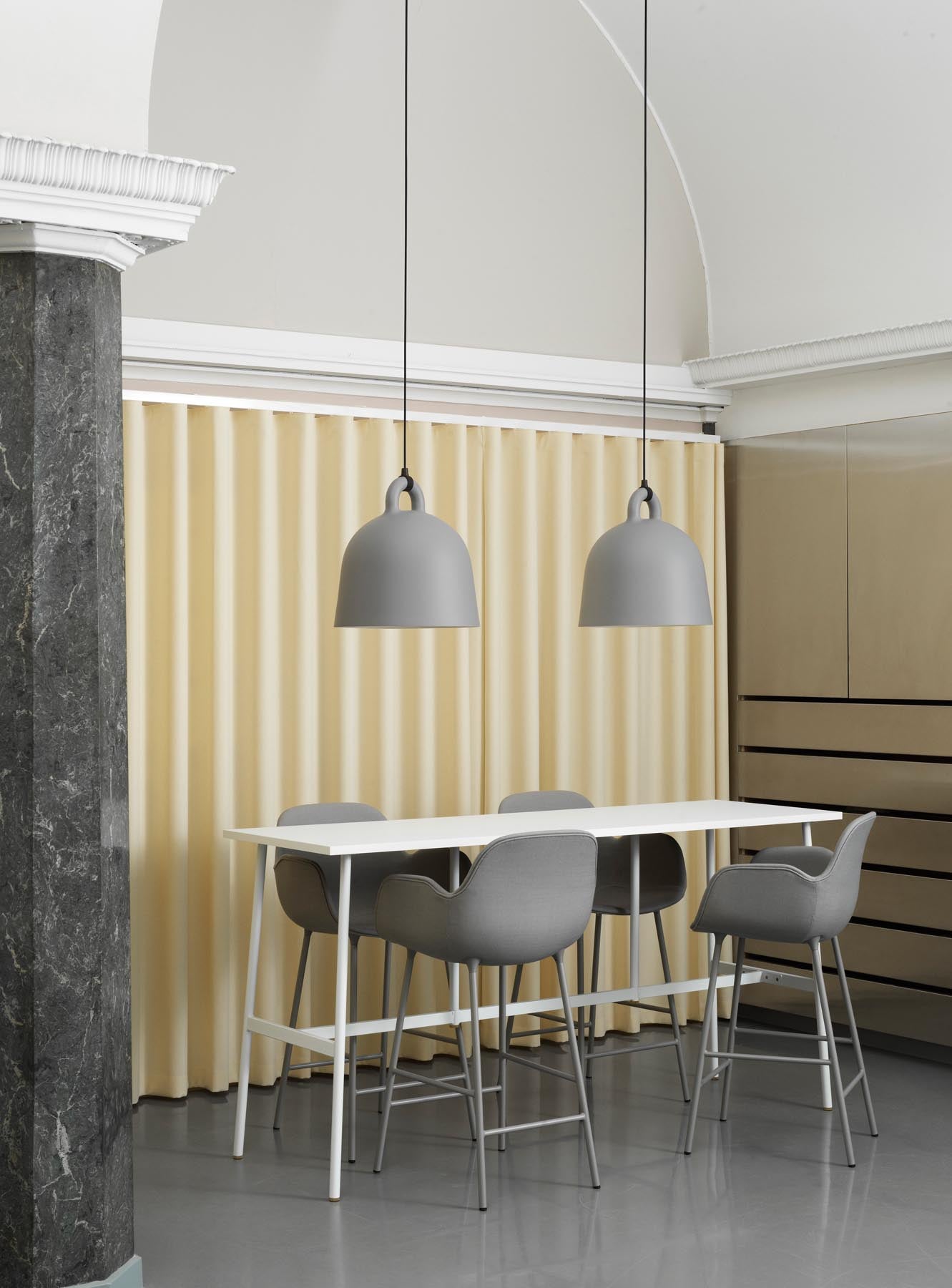 Erleben Sie den Form Barstuhl mit Armlehne von Normann Copenhagen. Mit seinem gepolsterten, grünen Design und robustem Stahlgestell ist er der Inbegriff von Stil und Komfort.