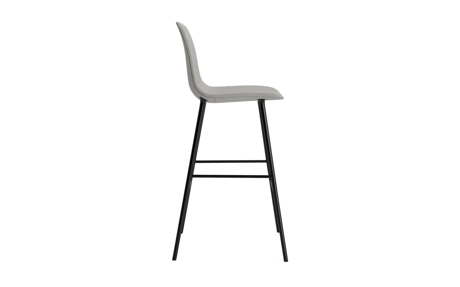 Erleben Sie den Form Barstuhl 75 cm gepolstert in Schwarz von Normann Copenhagen – eine harmonische Verbindung aus modernem Stil und luxuriösem Komfort.