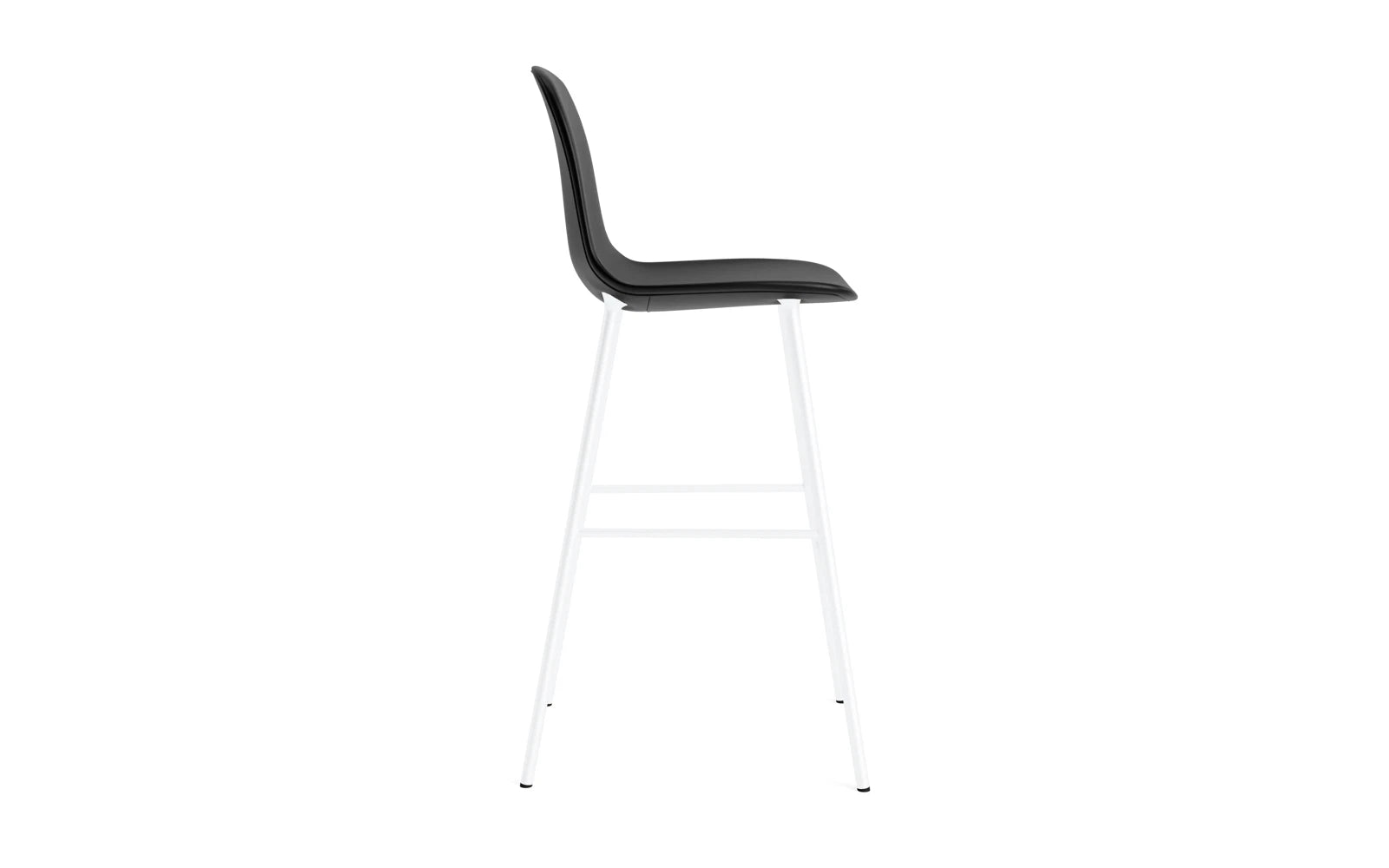 Erleben Sie den stilvollen Form Barstuhl 75 cm in elegantem Weiß, gepolstert mit hochwertigem Ultra Leder von Normann Copenhagen – ideal für zeitgemäße Wohnräume.