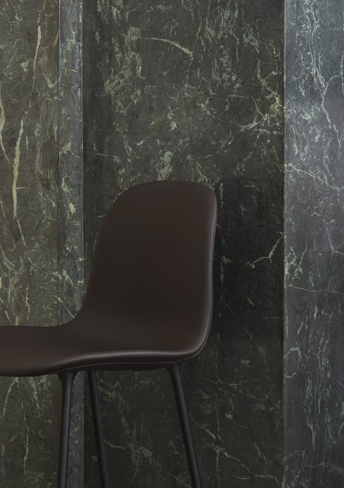 Form Barstuhl 75 cm von Normann Copenhagen, beige gepolstert, Sitzschale aus Polypropylen mit PU-Schaum auf Gestell aus pulverbeschichtetem Stahl.