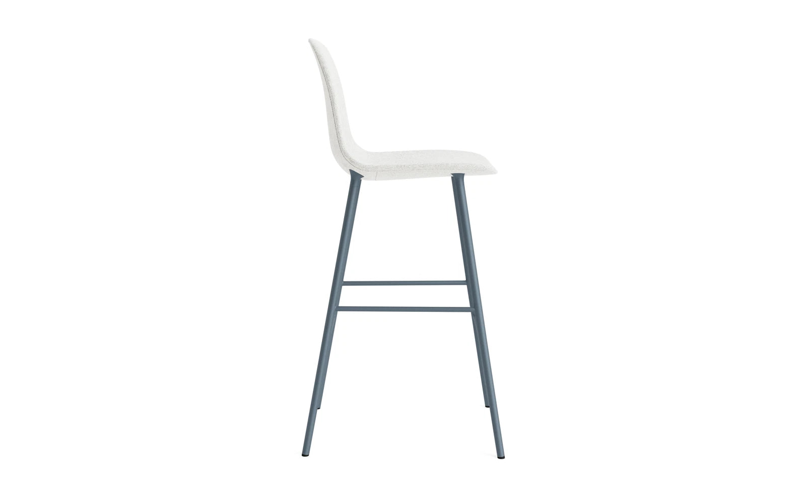 Entdecken Sie den stilvollen Form Barstuhl 75 cm in edlem Blau, gepolstert mit hochwertigem Hallingdal-Stoff von Normann Copenhagen – ideal für jeden Raum.