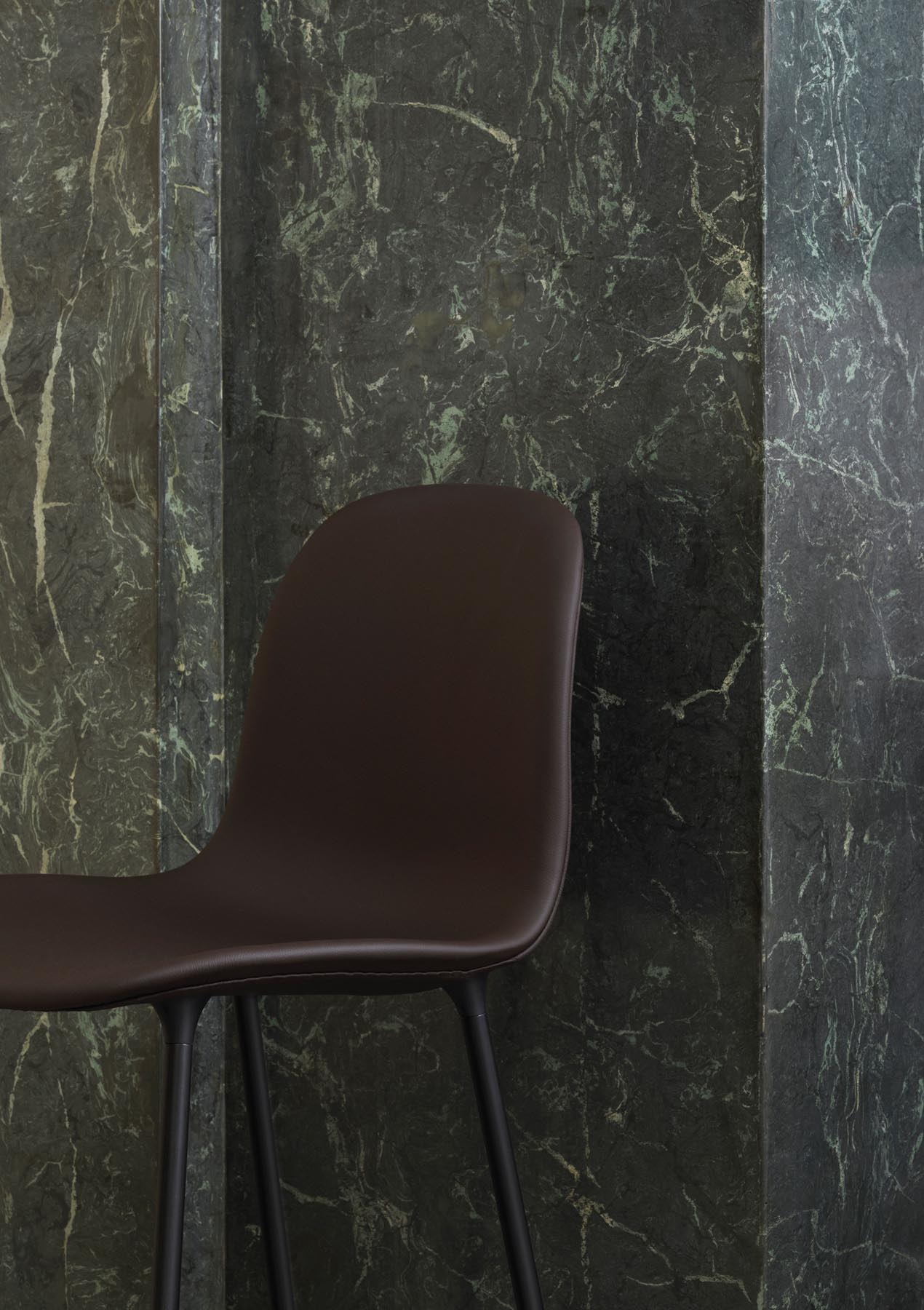 Erleben Sie den eleganten Form Barstuhl 75 cm in luxuriösem Blau, gepolstert mit feinstem Hallingdal-Stoff von Normann Copenhagen – der perfekte Akzent für Ihr Zuhause.