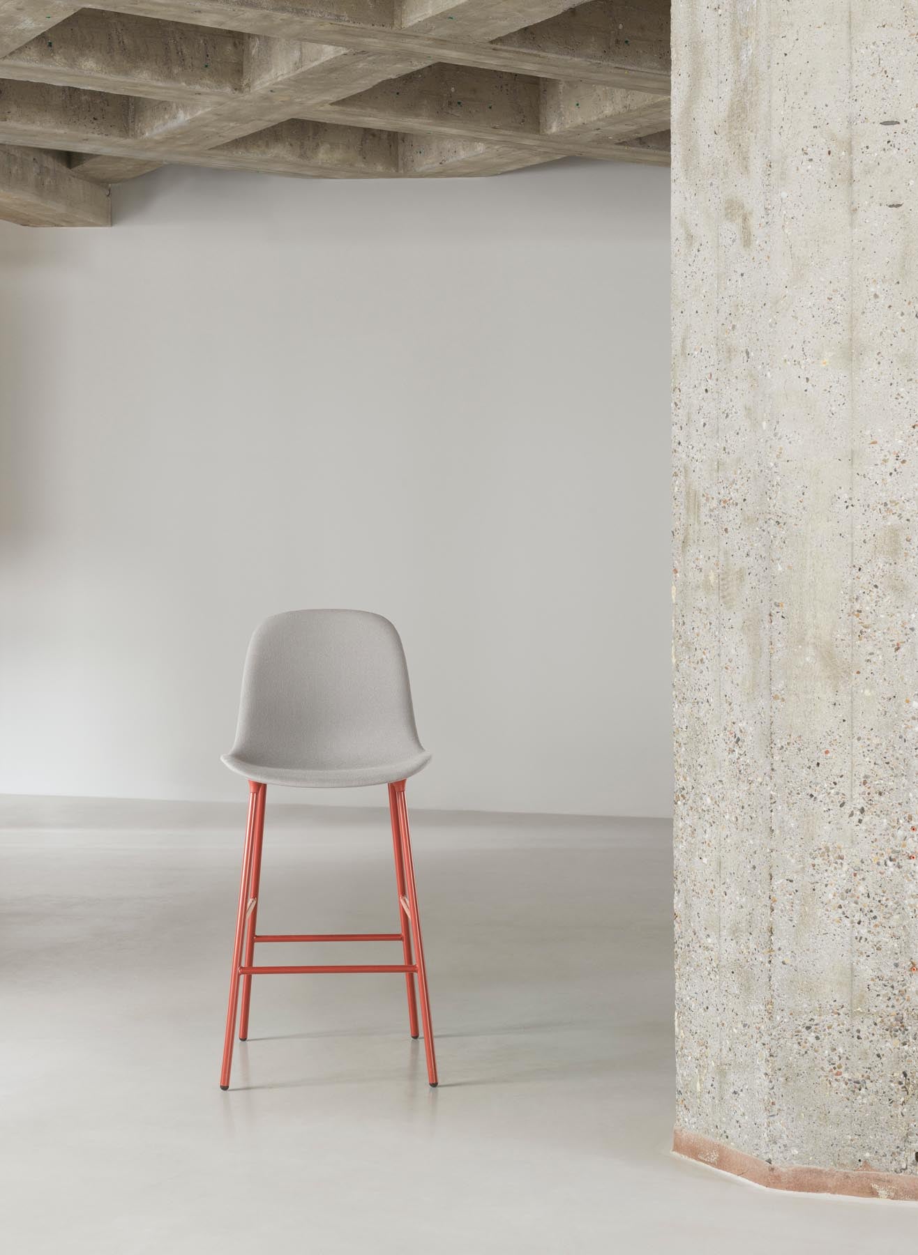 Erleben Sie den stilvollen Form Barstuhl 75 cm in edlem Grün, gepolstert mit hochwertigem Hallingdal-Stoff und einem stabilen Stahlgestell von Normann Copenhagen.