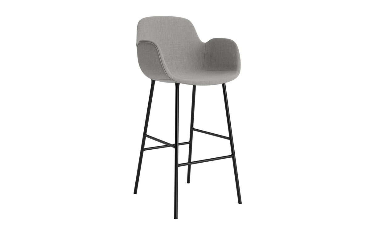 Form Barstuhl mit Armlehne 75 cm gepolstert schwarzes Stahl/Remix in Remix 133 präsentiert im Onlineshop von KAQTU Design AG. Barstuhl ist von Normann Copenhagen