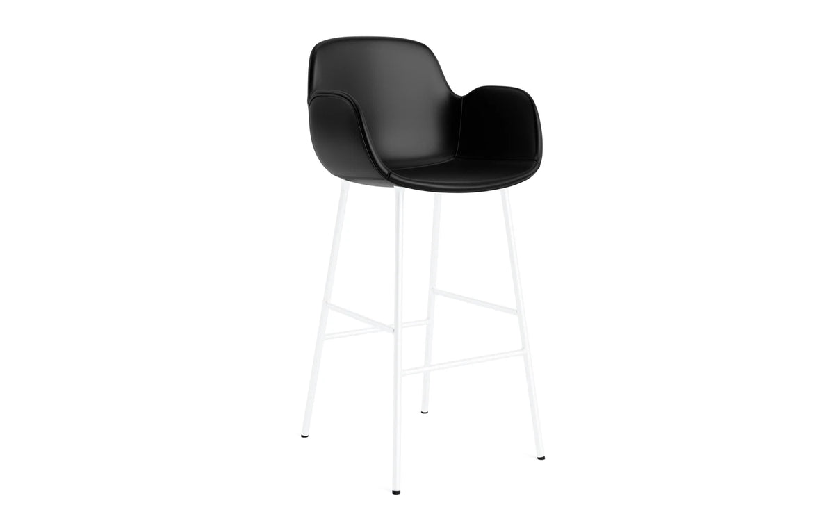 Form Barstuhl mit Armlehne 75 cm gepolstert Weiss Stahl/Ultra leder in Ultra 41599 präsentiert im Onlineshop von KAQTU Design AG. Barstuhl ist von Normann Copenhagen