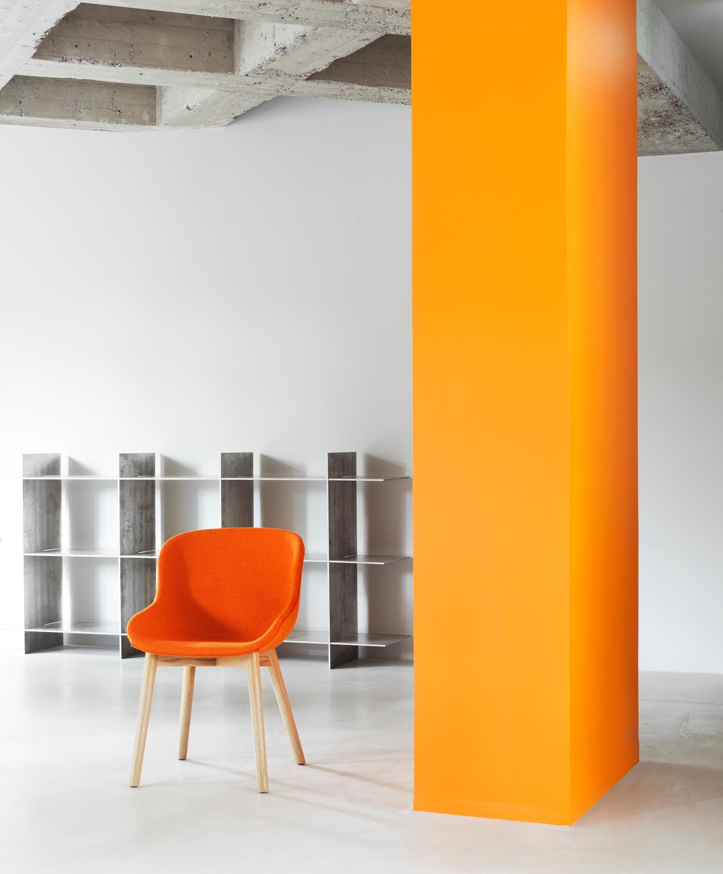 Entdecken Sie den Hyg Stuhl von Normann Copenhagen: Ein stilvolles Möbelstück aus schwarzer Eiche mit gemütlichem Weiß/Remix Polster für Ihr Zuhause.