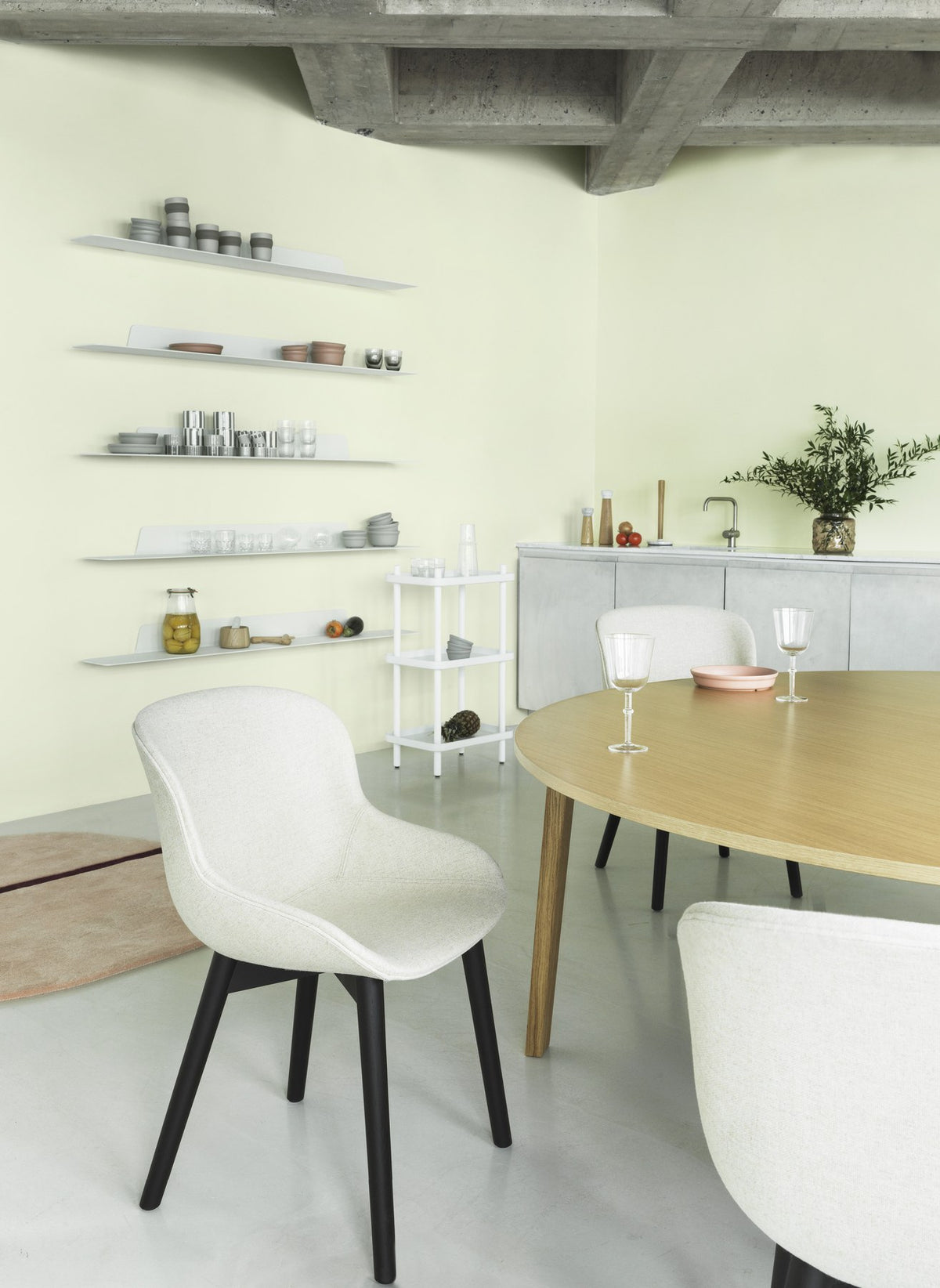 Hyg Stuhl von Normann Copenhagen in Weiss, Schale aus Polypropylen mit Frontpolster, montiert auf Holzgestell, organisch geschwungene Form.