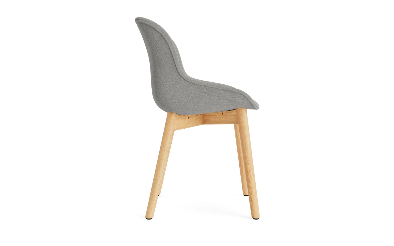 Erleben Sie den Hyg Stuhl Vollpolster Eiche Remix von Normann Copenhagen – ein harmonisches Design, das Gemütlichkeit und Stil in jeden Raum bringt.