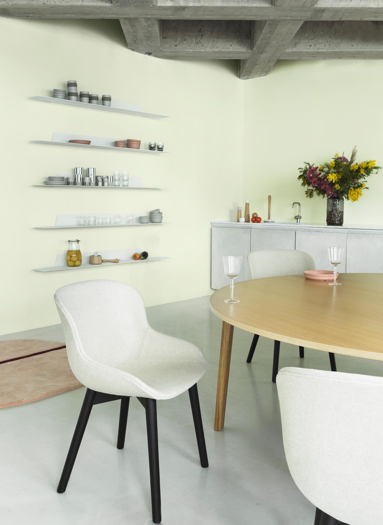 Entdecken Sie den Hyg Stuhl von Normann Copenhagen: Vollpolsterung, Eiche und skandinavisches Design vereinen Komfort und Stil für Ihr Zuhause.