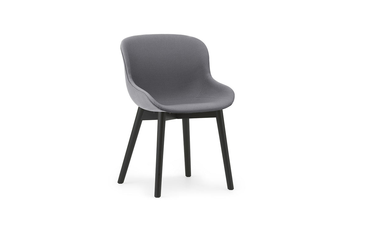Vollgepolsterter Hyg Stuhl von Normann Copenhagen mit Sitzschale aus Polypropylen, Gewebebezug und Beinen aus bemalter, lackierter Eiche.