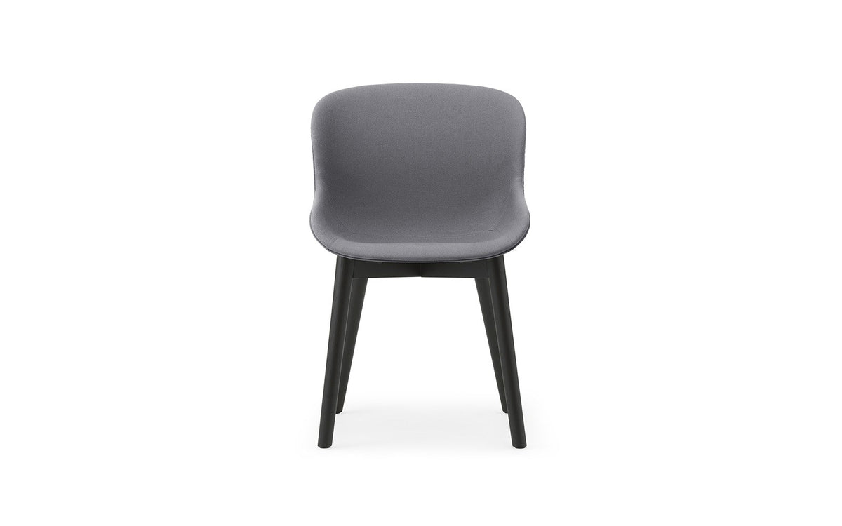 Vollgepolsterter Hyg Stuhl von Normann Copenhagen mit Sitzschale aus Polypropylen, Gewebebezug und Beinen aus bemalter, lackierter Eiche.