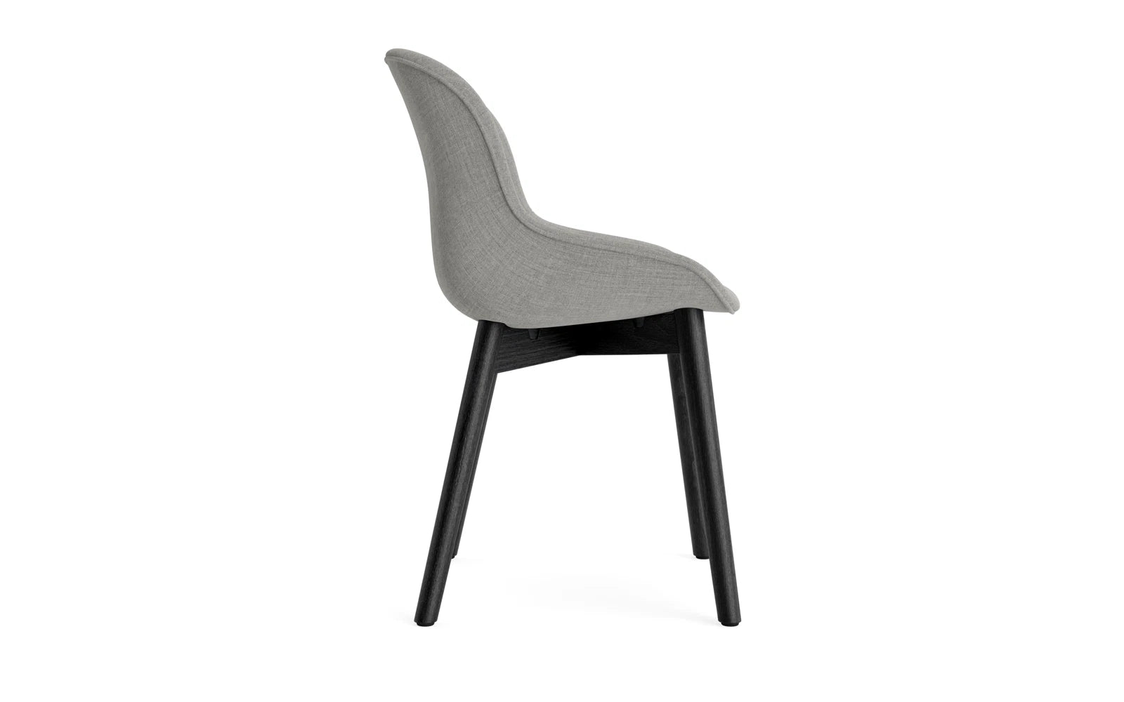 Erleben Sie den Hyg Stuhl von Normann Copenhagen: Komfortable Vollpolsterung, stilvolle schwarze Eiche und dänische Hygge für Ihr Zuhause.