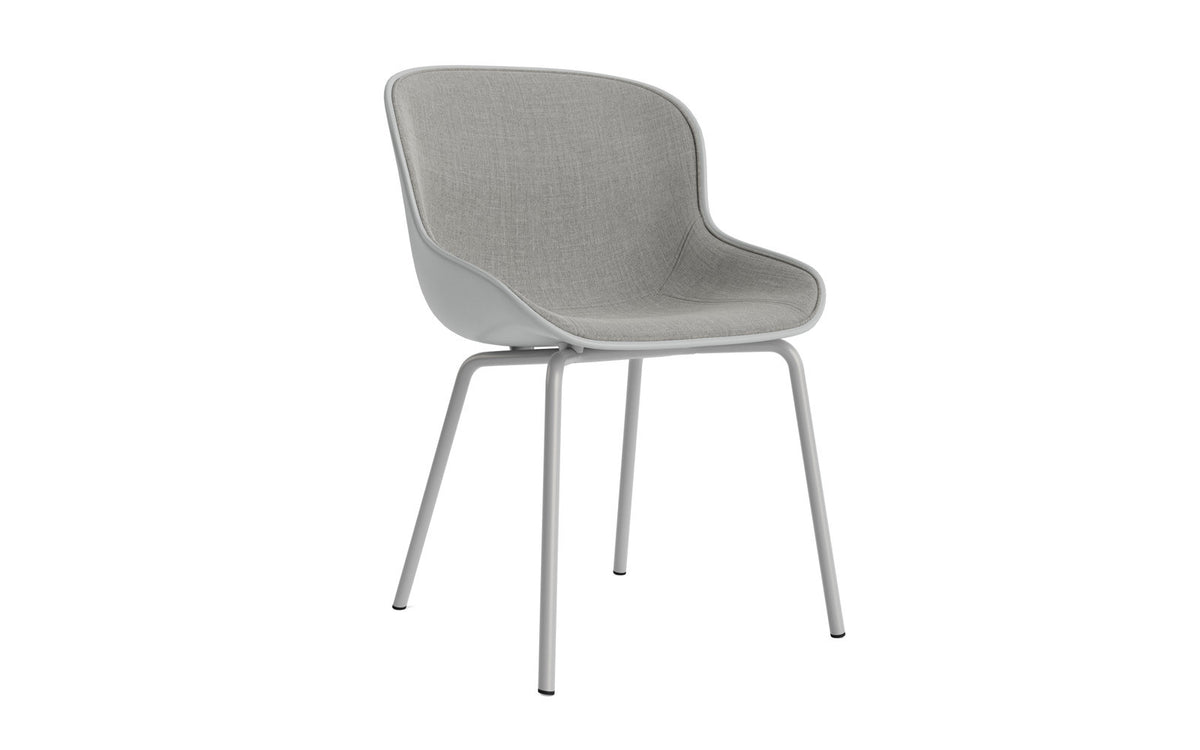 Hyg Stuhl von Normann Copenhagen in Grau: Schale aus Polypropylen mit Frontpolster, Gestell aus Stahl, organisch geschwungene Form.
