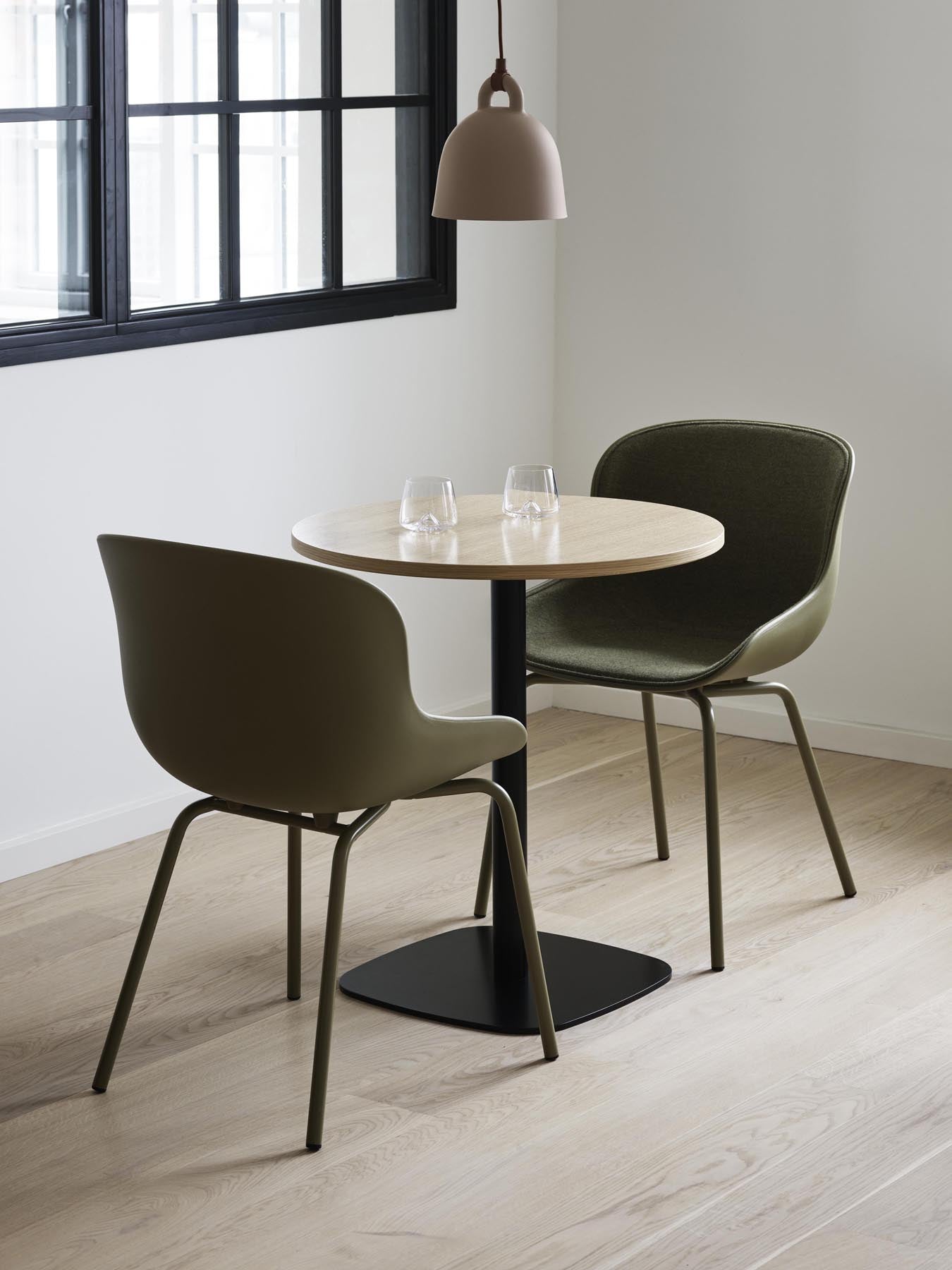 Entdecken Sie den Hyg Stuhl mit Frontpolster in stilvollem Schwartz Stahl. Ideal für Ess- und Loungebereiche, vereint er Komfort und skandinavisches Design.