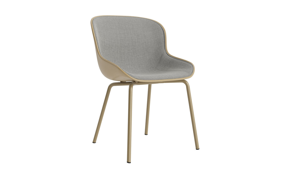 Hyg Stuhl von Normann Copenhagen in Grau: Schale aus Polypropylen mit Frontpolster, Gestell aus Stahl, organisch geschwungene Form.