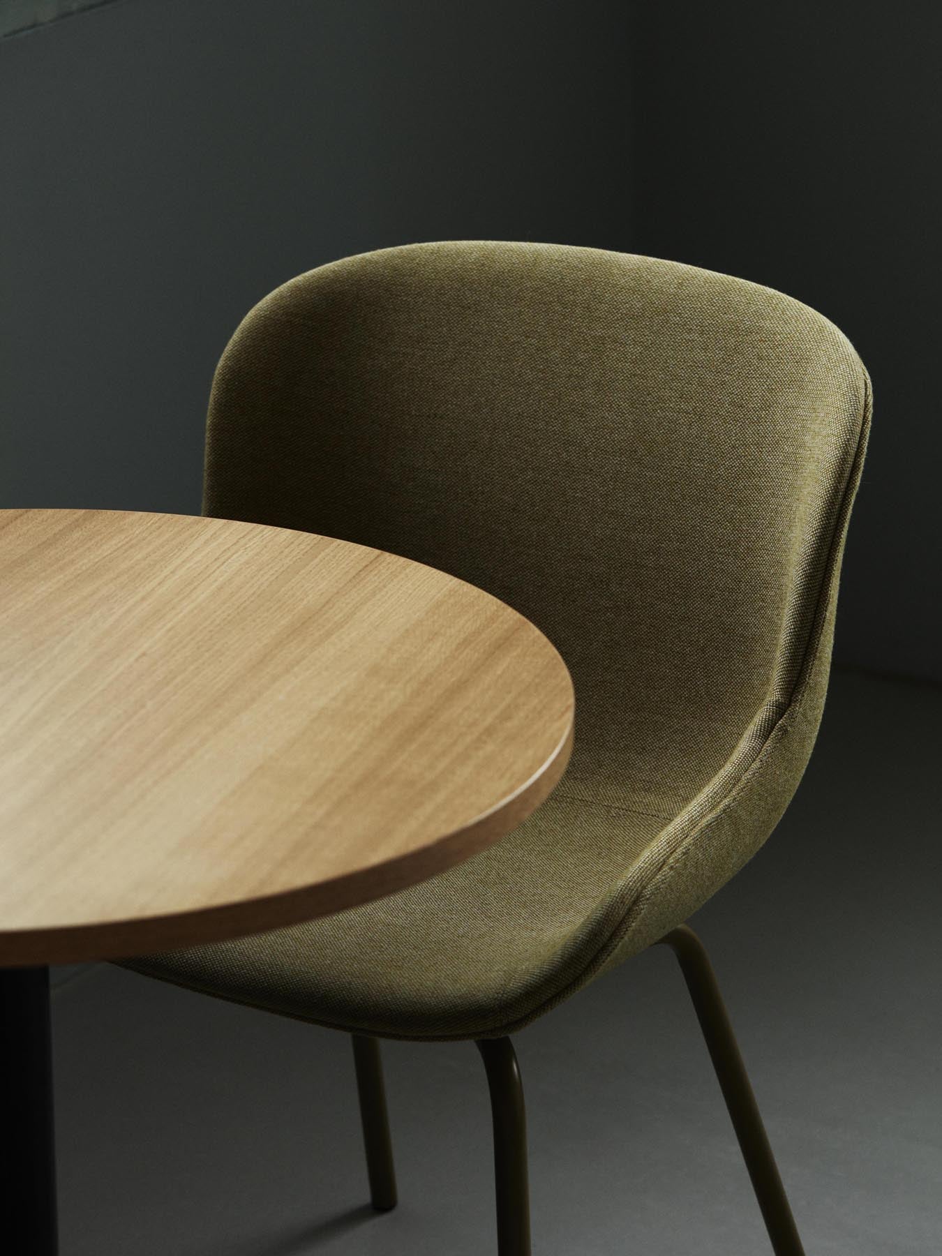 Erleben Sie den Hyg Stuhl gepolstert in Weiß von Normann Copenhagen – ein elegantes Designstück, das Gemütlichkeit und Funktionalität perfekt kombiniert.
