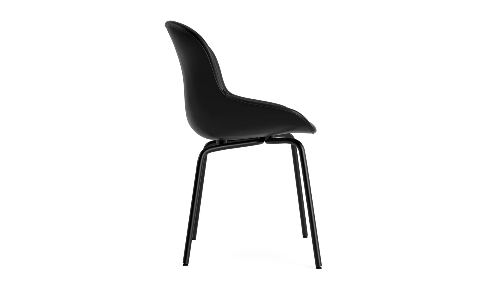 Der Hyg Stuhl von Normann Copenhagen vereint elegantes Design mit Komfort. Gepolstert in hochwertigem Ultra Leder und auf robuster Stahlkonstruktion.