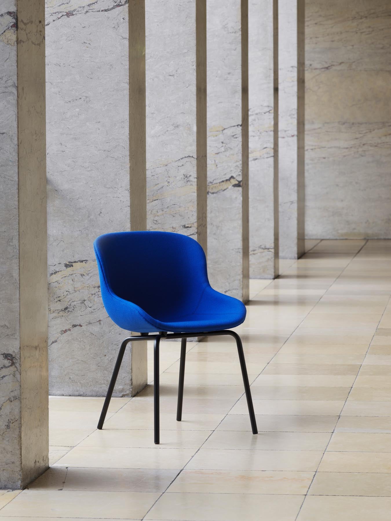 Der Hyg Stuhl von Normann Copenhagen bietet stilvolle Gemütlichkeit mit gepolstertem Ultra Leder und stabiler Stahlbasis – ideal für moderne Wohnräume.