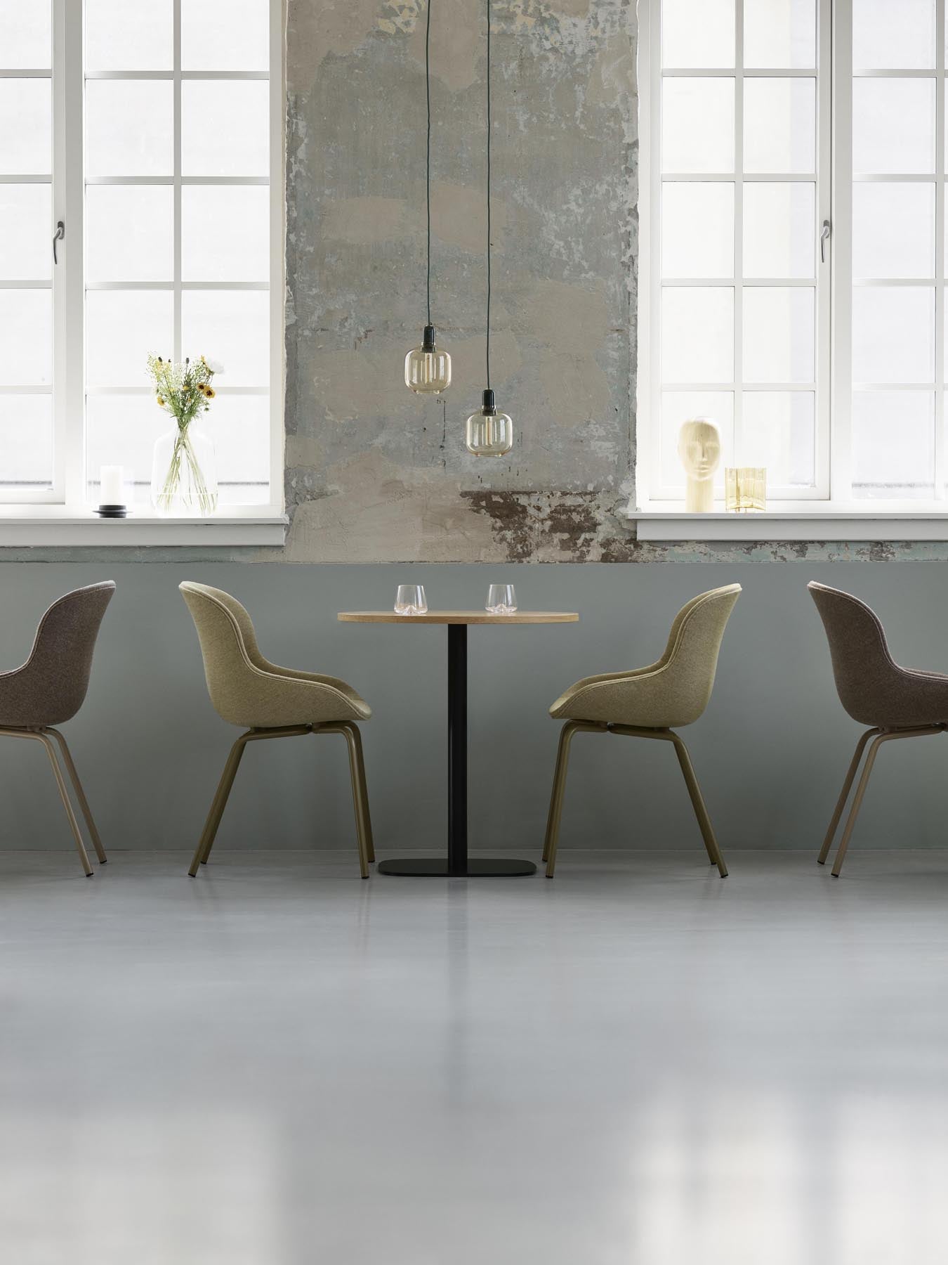 Entdecken Sie den Hyg Stuhl Vollpolster Olive von Normann Copenhagen – ein stilvolles Möbelstück, das Komfort und skandinavisches Design vereint.