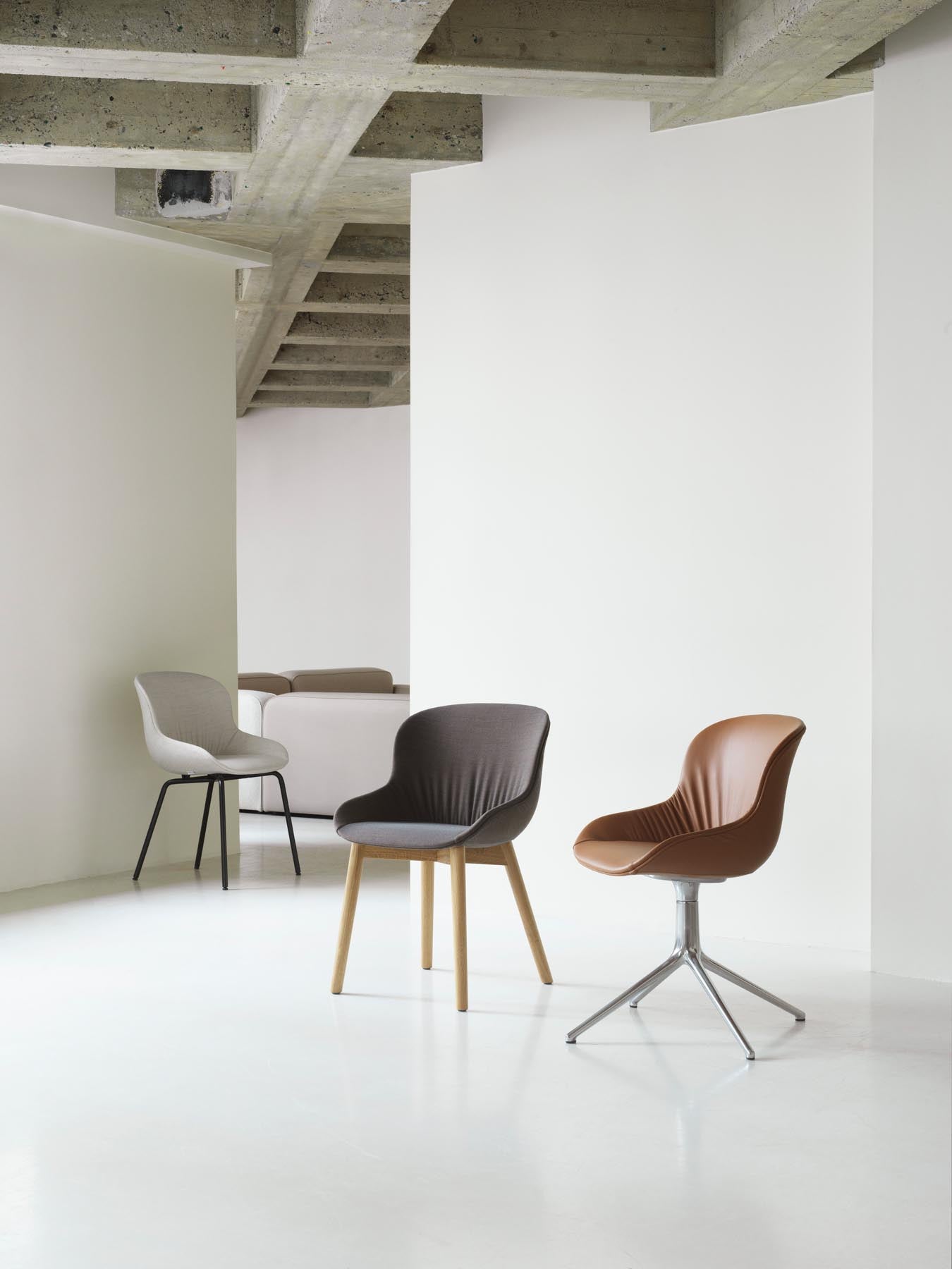 Erleben Sie den Hyg Comfort Stuhl in elegantem Weiß von Normann Copenhagen – ein harmonisches Zusammenspiel aus Komfort und modernem skandinavischen Design.