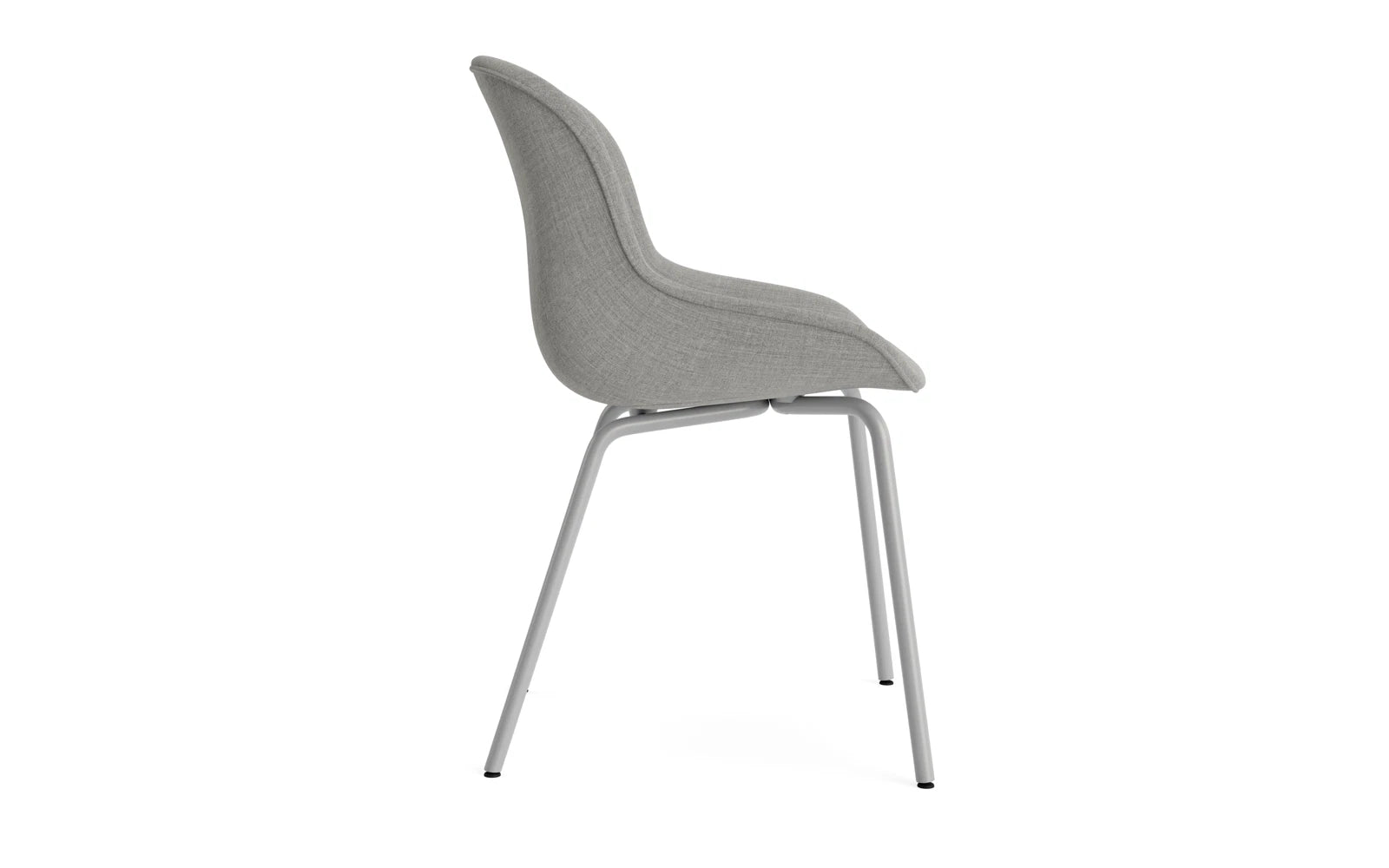 Erleben Sie den Hyg Comfort Stuhl in Grau von Normann Copenhagen – ein eleganter, vollpolsterter Stuhl, der skandinavische Gemütlichkeit und modernen Stil perfekt kombiniert.