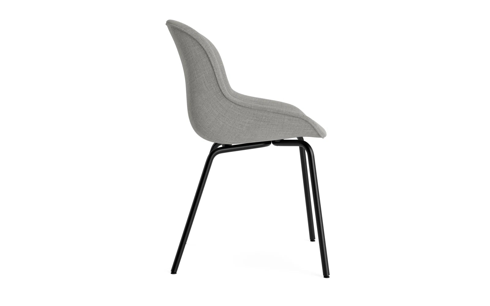 Erleben Sie den Hyg Comfort Stuhl von Normann Copenhagen – ein eleganter, vollpolsterter Stuhl, der höchsten Sitzkomfort und zeitgemäßes Design bietet.