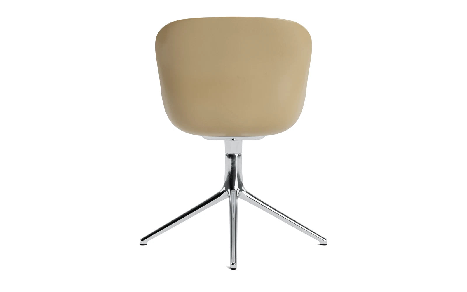 Entdecken Sie den Hyg Drehstuhl 4B von Normann Copenhagen: gepolstert in Sand-Hallingdal, vereint er stilvolles Design mit optimalem Komfort.