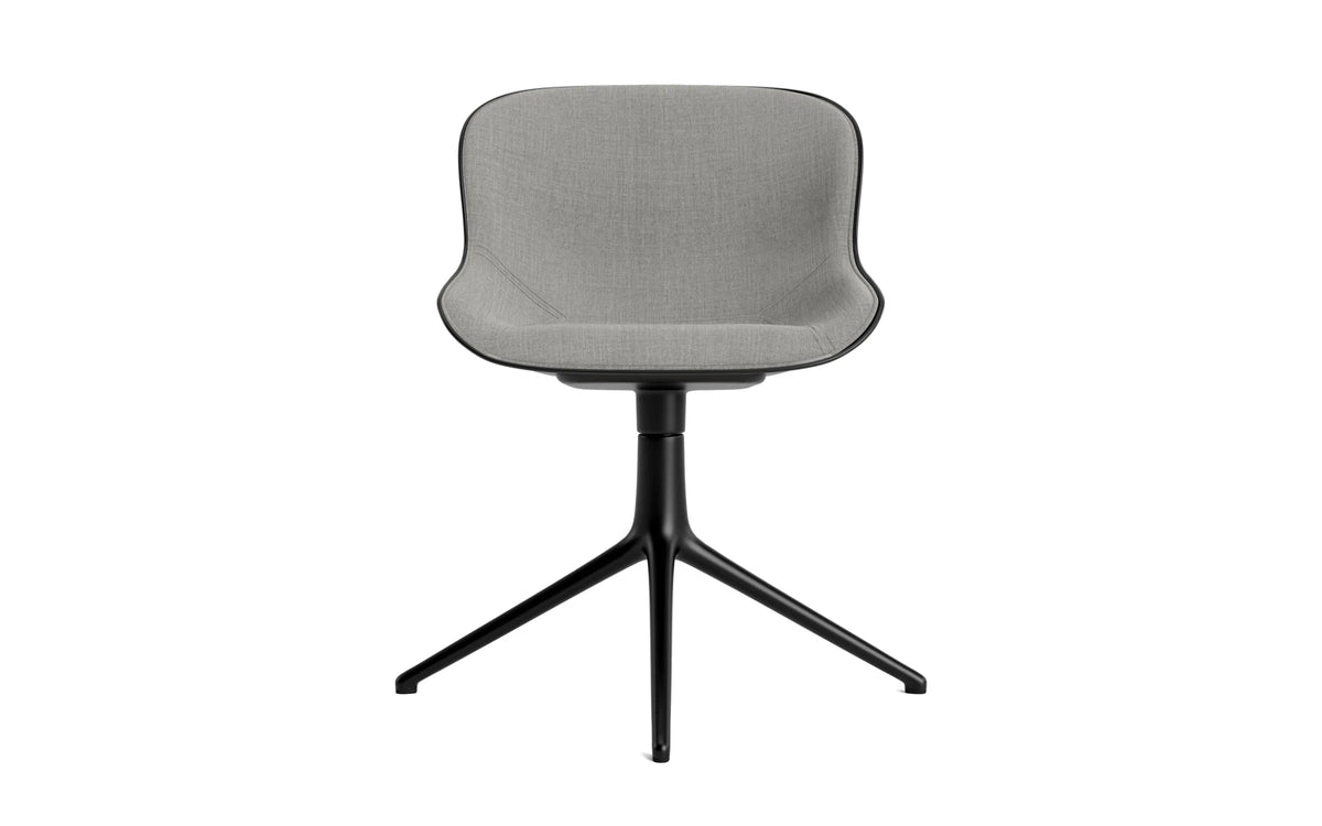 Hyg Drehstuhl gepolstert Schwartz/Remix in Remix 133 präsentiert im Onlineshop von KAQTU Design AG. Dreh-Schalenstuhl ist von Normann Copenhagen