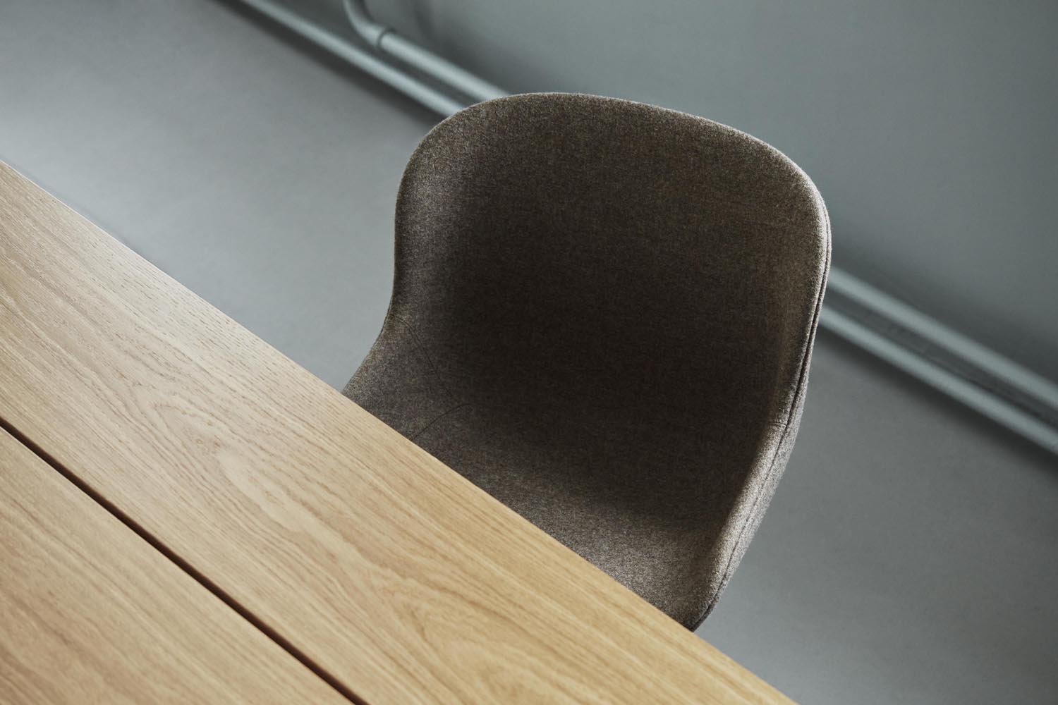 Entdecken Sie den Hyg Drehstuhl gepolstert 4B in elegantem Schwarz von Normann Copenhagen – perfekter Komfort und modernes skandinavisches Design vereint.