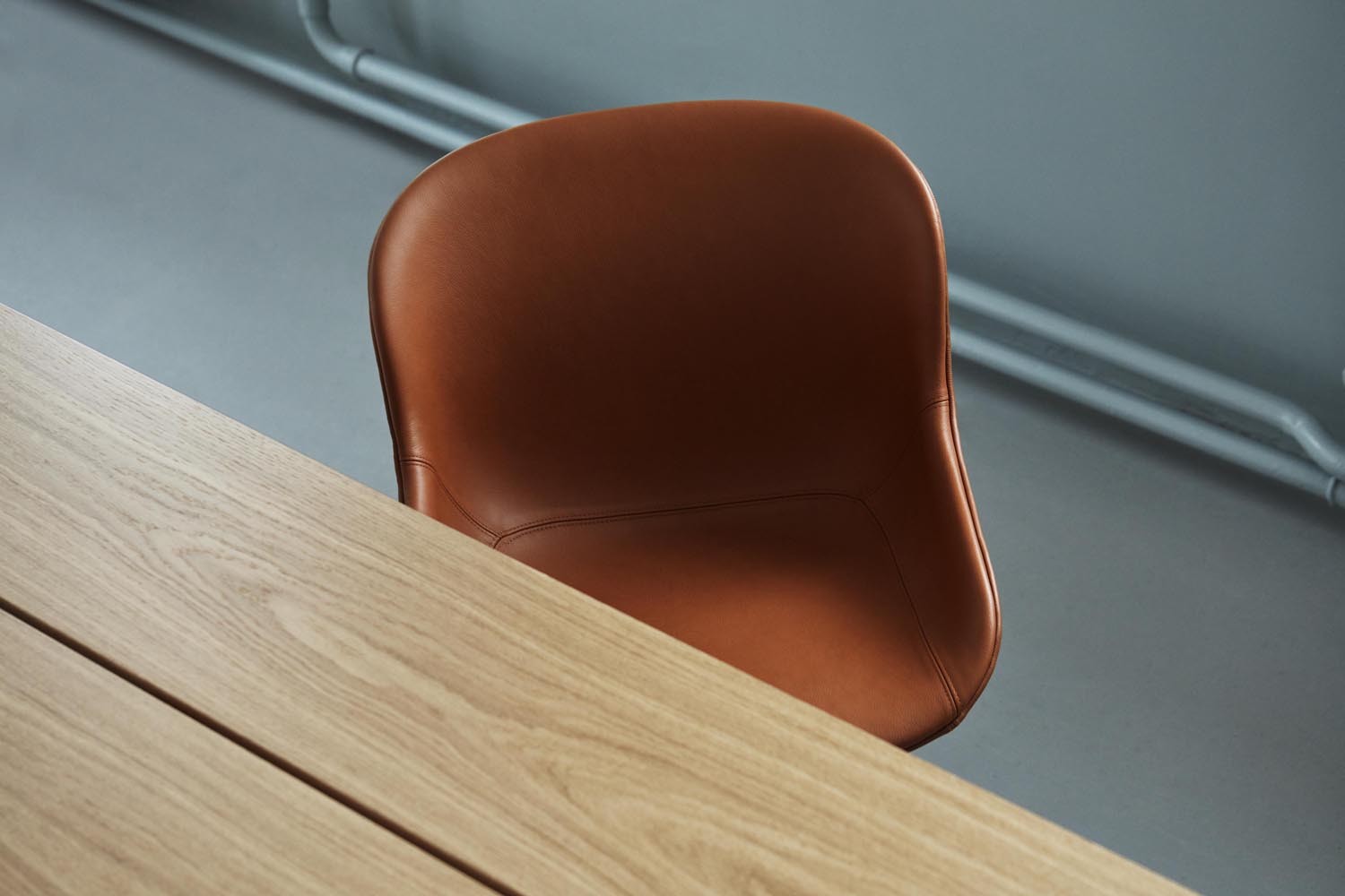 Entdecken Sie den Hyg Drehstuhl von Normann Copenhagen: gepolstert, elegant und komfortabel. Ideal für Ess- und Loungebereiche.