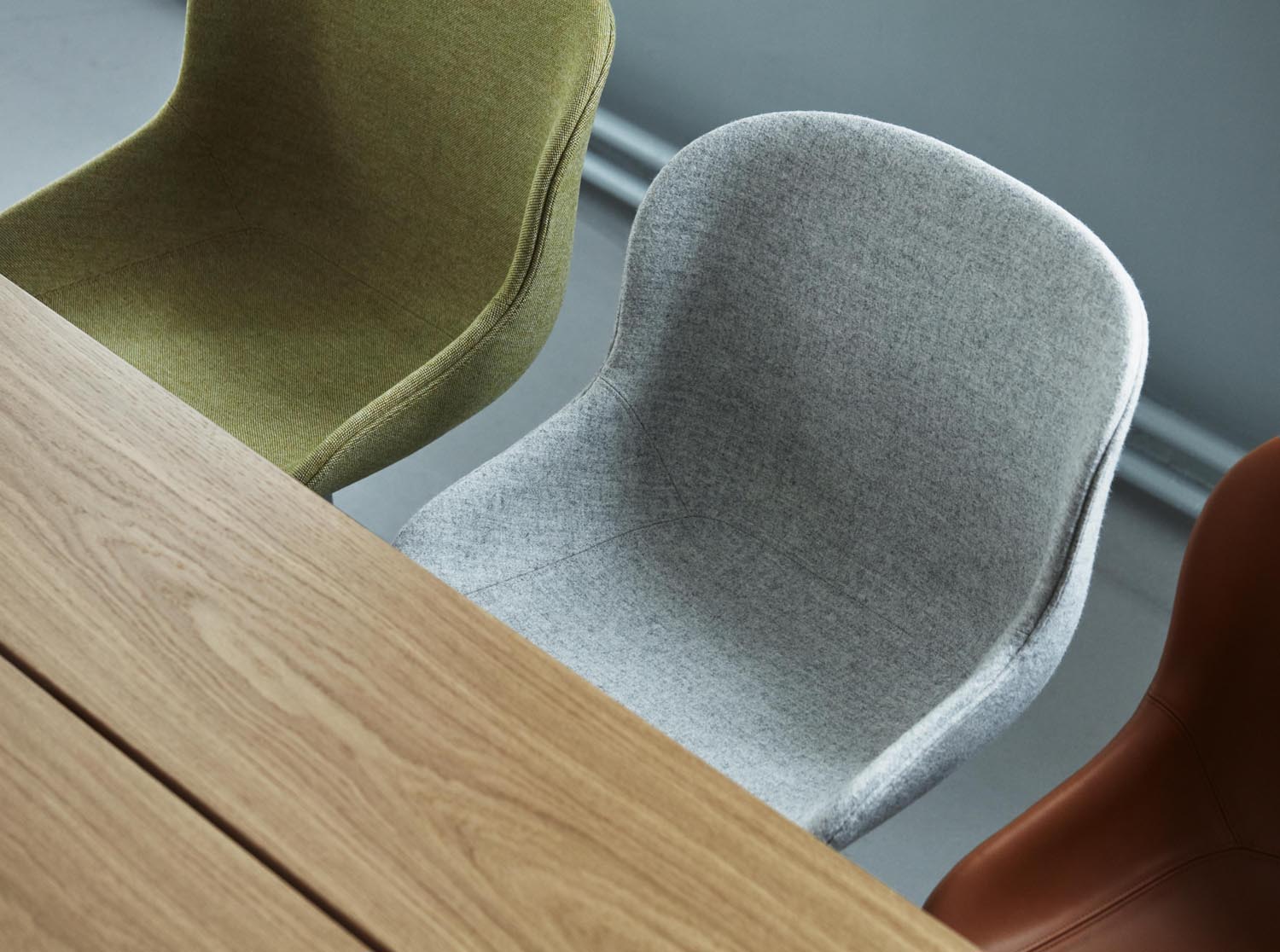 Erleben Sie den Hyg Comfort Drehstuhl 4B von Normann Copenhagen – ein eleganter, gepolsterter Stuhl, der skandinavisches Design und höchsten Sitzkomfort vereint.