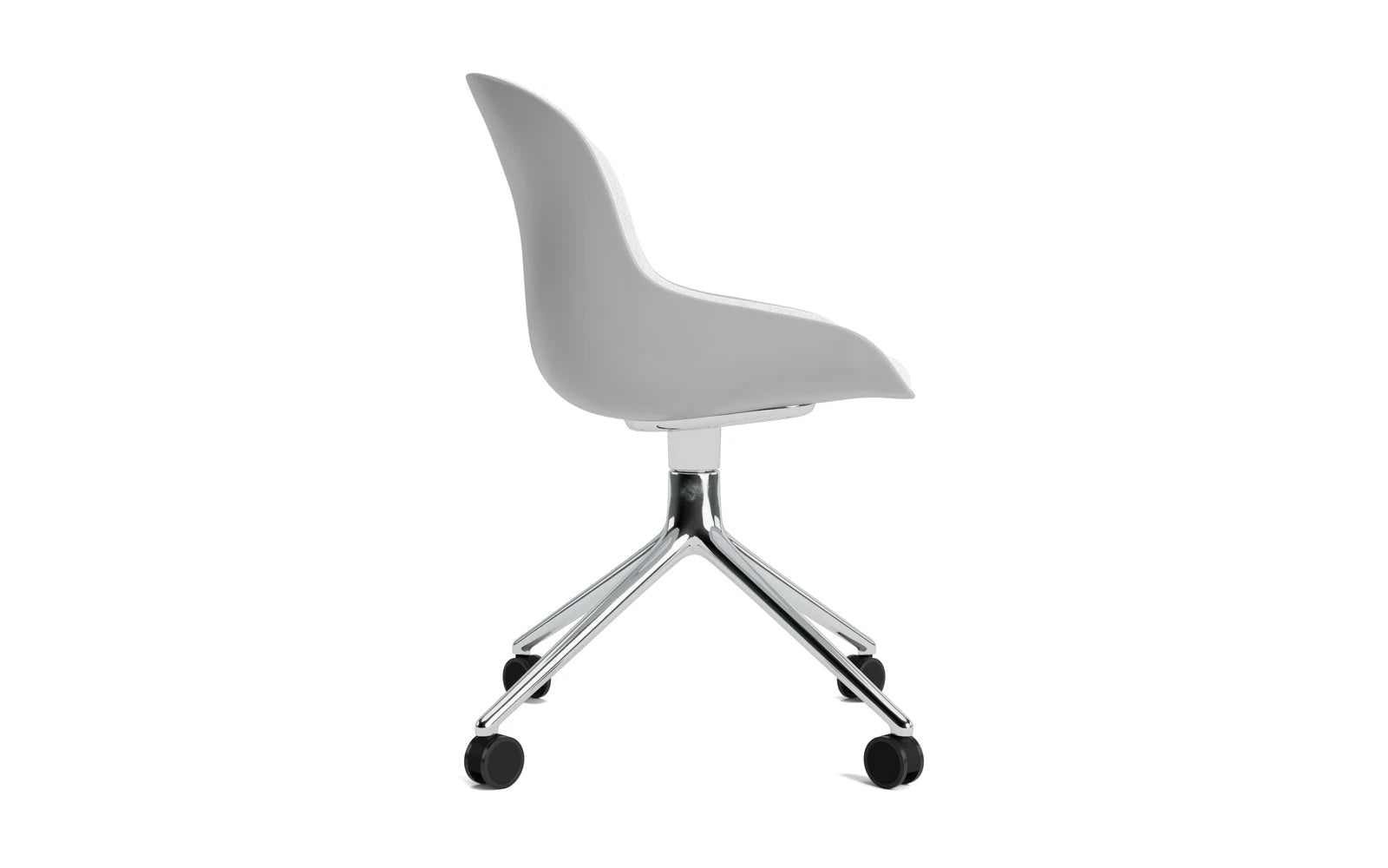 Entdecken Sie den Hyg Drehstuhl 4W von Normann Copenhagen – ein stilvoller Drehstuhl in Aluminium Grau mit hochwertigem Hallingdal-Polster, ideal für gemütliche Wohn- und Arbeitsräume.