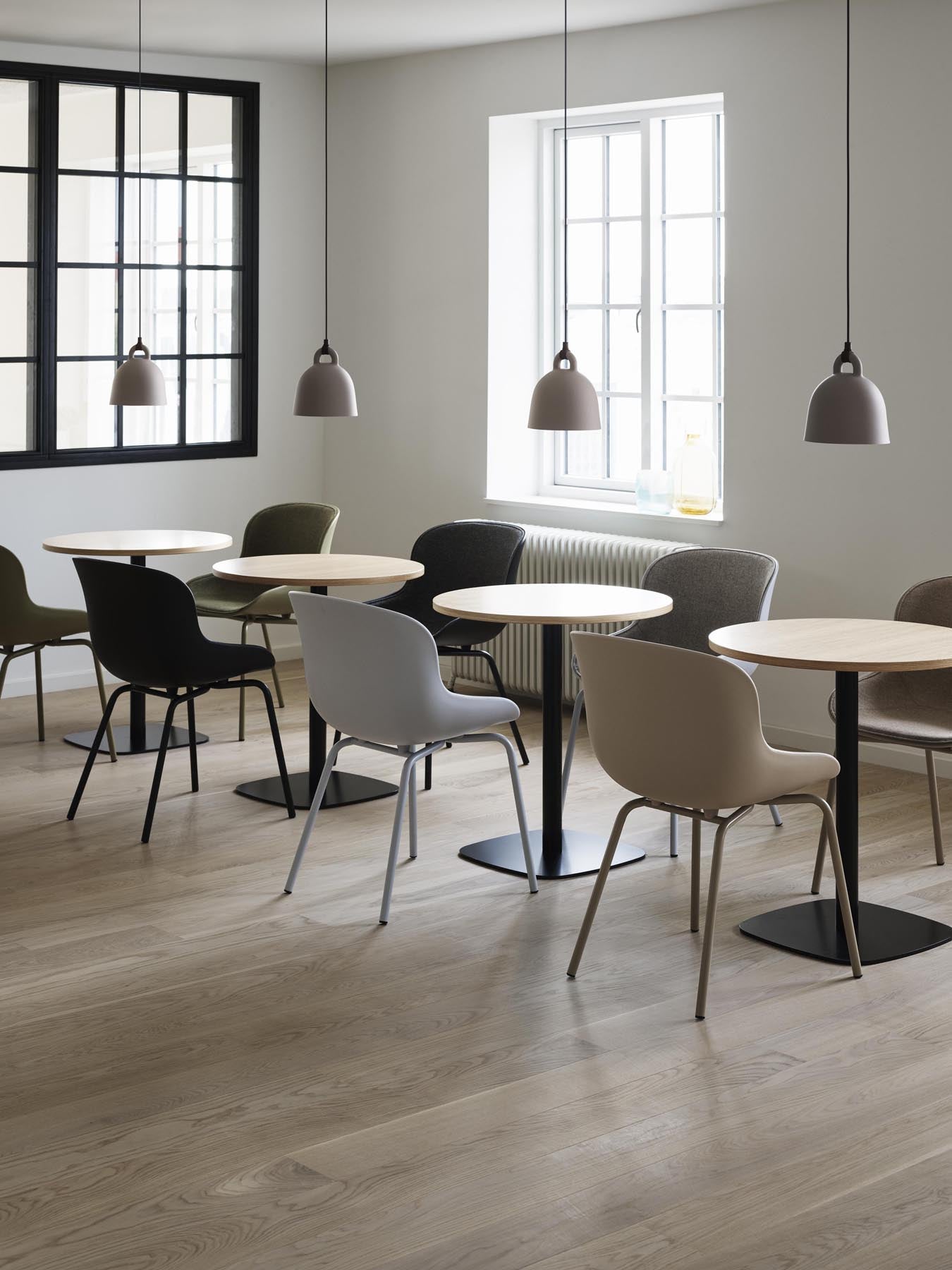 Erleben Sie den Hyg Drehstuhl 4W von Normann Copenhagen – ein eleganter, komfortabler Drehstuhl aus Aluminium mit gemütlichem Frontpolster, perfekt für Ihr Zuhause.