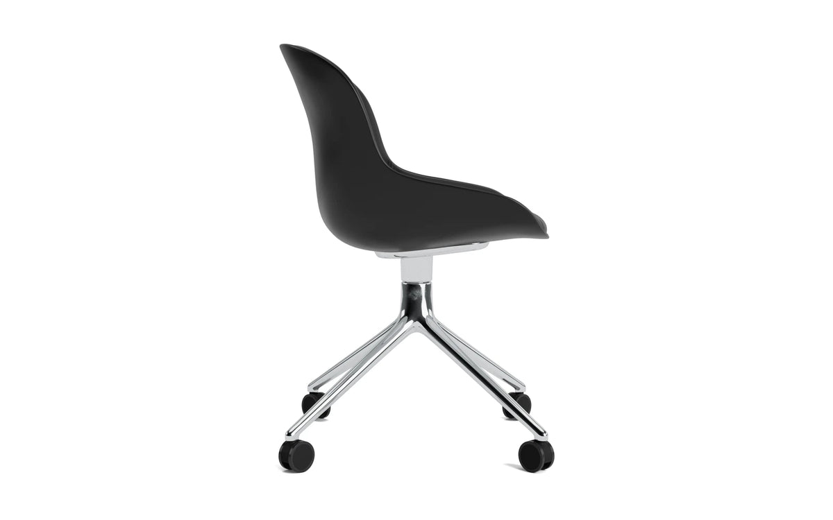 Hyg Drehstuhl 4W Frontpolster Aluminium Schwartz/Ultra in Ultra 41599 präsentiert im Onlineshop von KAQTU Design AG. Drehstuhl ist von Normann Copenhagen