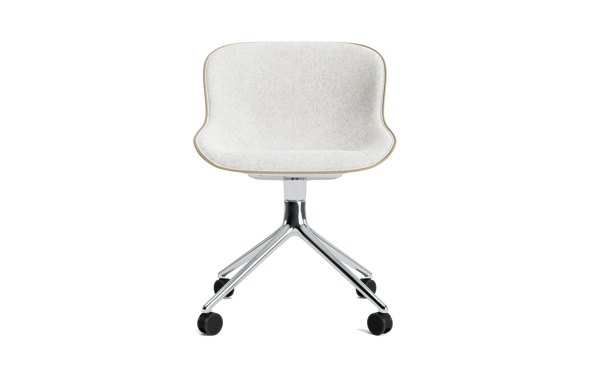 Hyg Drehstuhl 4W Frontpolster Aluminium Sand/Hallingdal in Hallingdal 110 präsentiert im Onlineshop von KAQTU Design AG. Drehstuhl ist von Normann Copenhagen