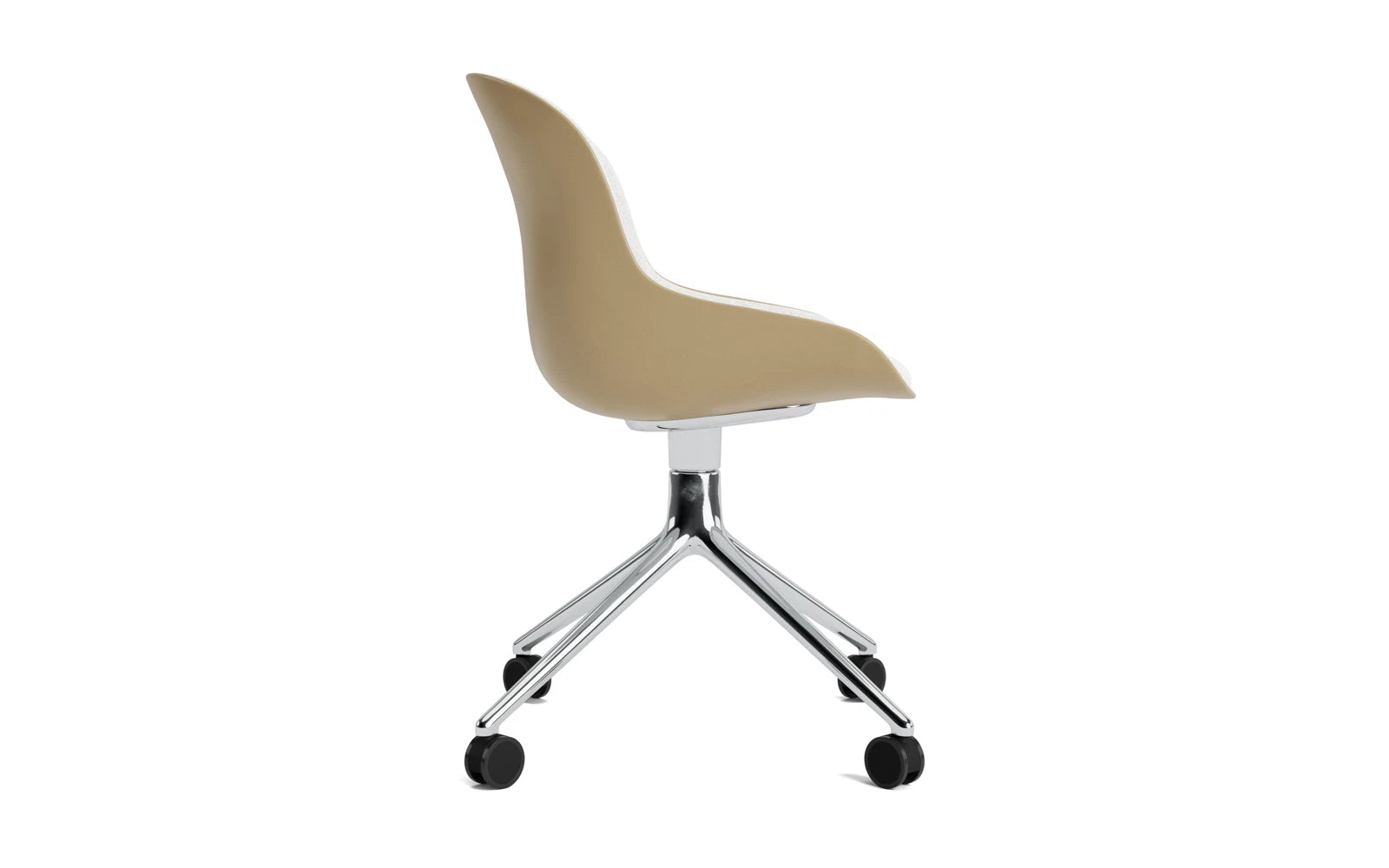 Entdecken Sie den Hyg Drehstuhl 4W von Normann Copenhagen: Elegantes Aluminium in Sand und hochwertiges Hallingdal-Polster vereinen Stil und Gemütlichkeit.