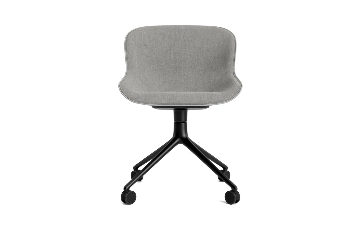 Hyg Drehstuhl 4W Frontpolster Schwartz Alu Grau/Remix in Remix 133 präsentiert im Onlineshop von KAQTU Design AG. Drehstuhl ist von Normann Copenhagen