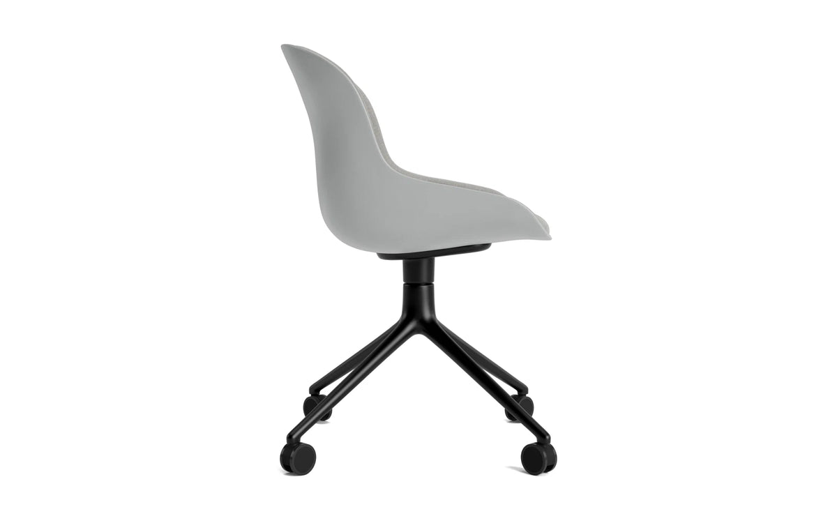 Hyg Drehstuhl 4W Frontpolster Schwartz Alu Grau/Remix in Remix 133 präsentiert im Onlineshop von KAQTU Design AG. Drehstuhl ist von Normann Copenhagen