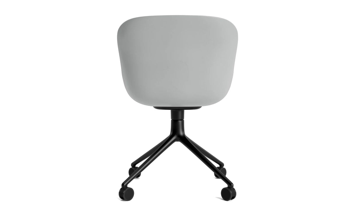 Hyg Drehstuhl 4W Frontpolster Schwartz Alu Grau/Ultra in Ultra 41599 präsentiert im Onlineshop von KAQTU Design AG. Drehstuhl ist von Normann Copenhagen