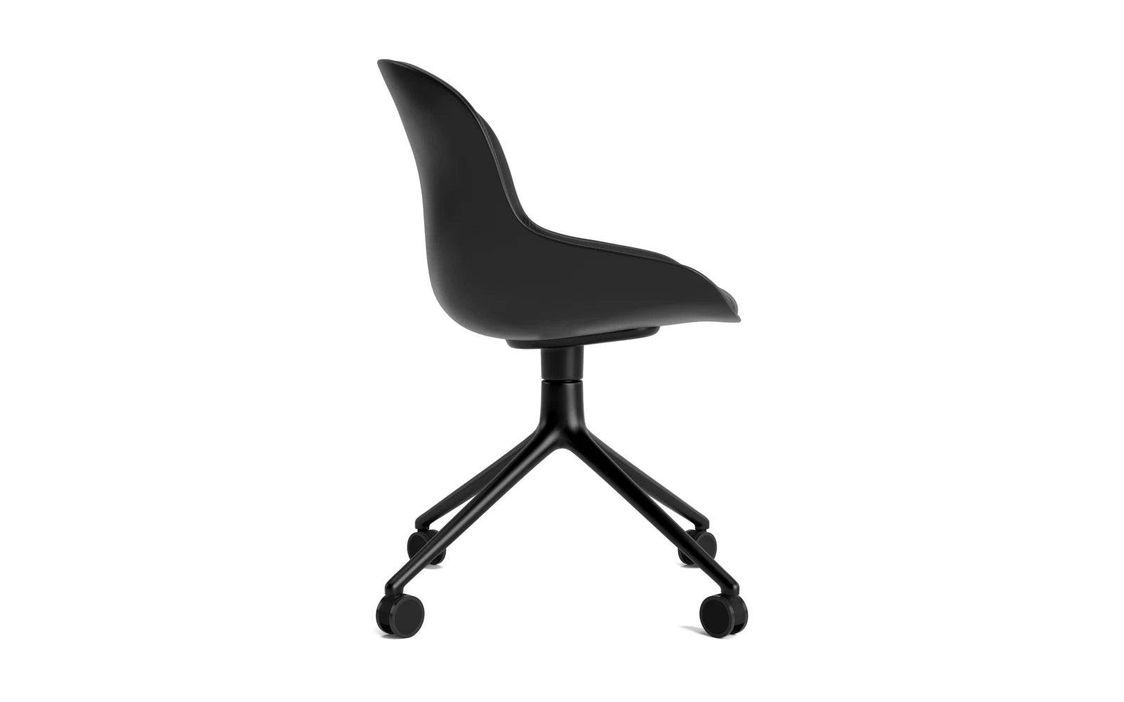 Entdecken Sie den Hyg Drehstuhl 4W von Normann Copenhagen: Ein stilvolles Design aus schwarzem Aluminium und hochwertiger Ultra-Polsterung für maximalen Komfort.