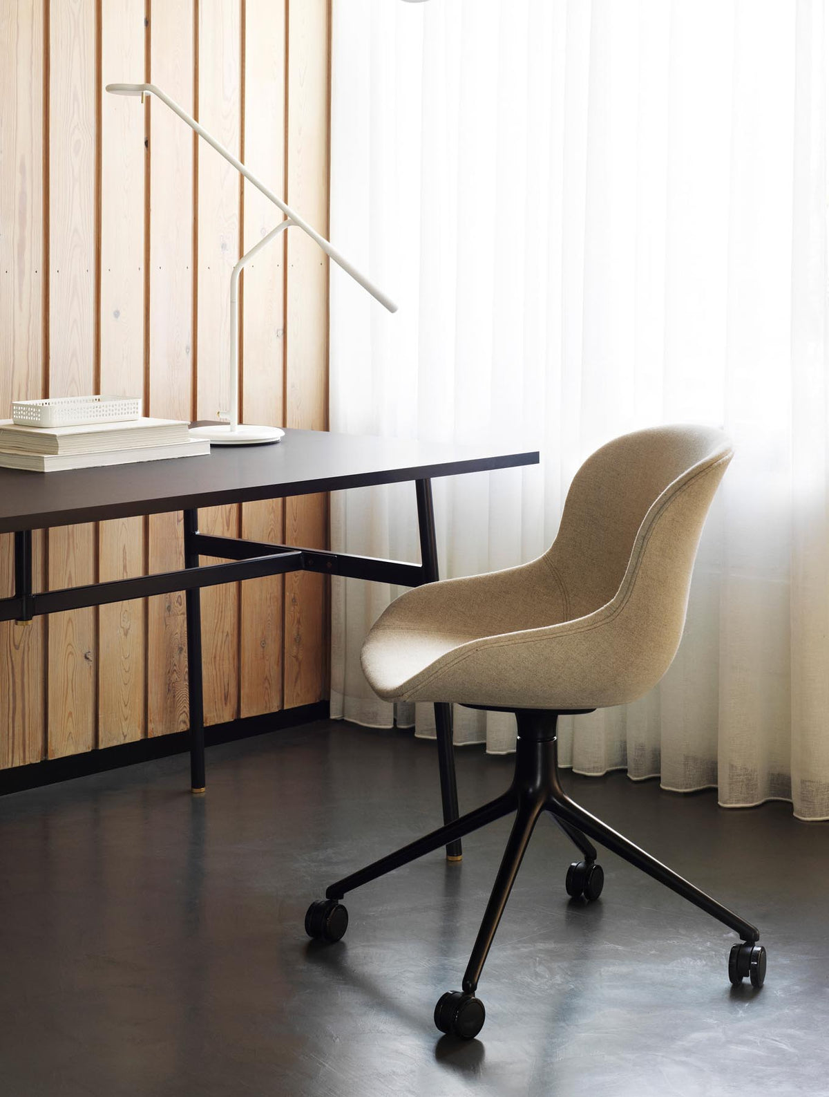 Hyg Drehstuhl 4W Frontpolster Schwartz Alu Olive/Remix in Remix 133 präsentiert im Onlineshop von KAQTU Design AG. Drehstuhl ist von Normann Copenhagen