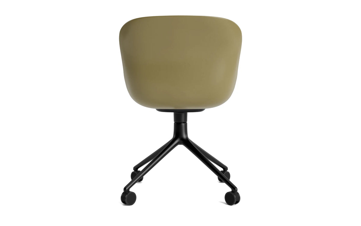 Hyg Drehstuhl 4W Frontpolster Schwartz Alu Olive/Hallingdal in Hallingdal 110 präsentiert im Onlineshop von KAQTU Design AG. Drehstuhl ist von Normann Copenhagen