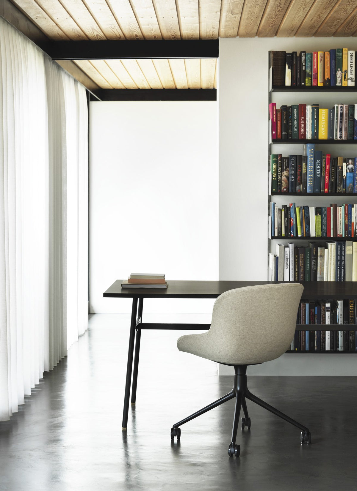 Hyg Drehstuhl von Normann Copenhagen in Sand mit Frontpolster, Schale aus Polypropylen auf Drehgestell mit Aluminiumfuss und Rollen.