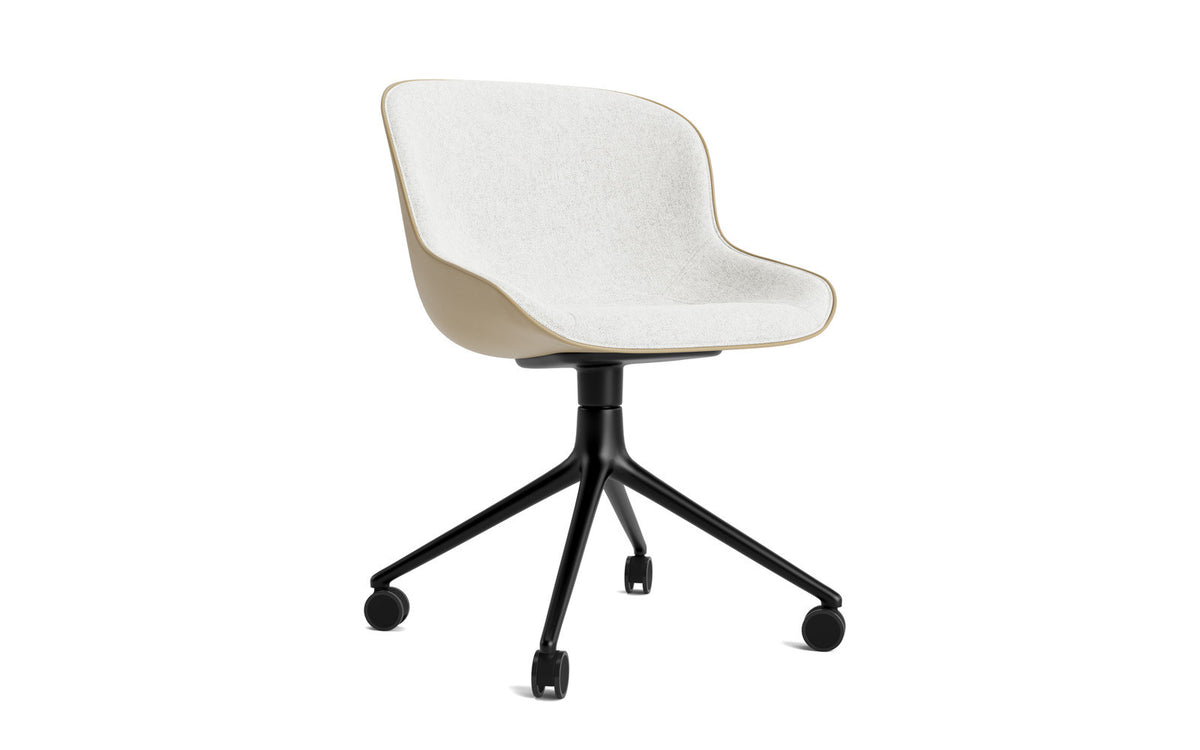 Hyg Drehstuhl 4W Frontpolster Schwartz Alu Sand/Hallingdal in Hallingdal 110 präsentiert im Onlineshop von KAQTU Design AG. Drehstuhl ist von Normann Copenhagen