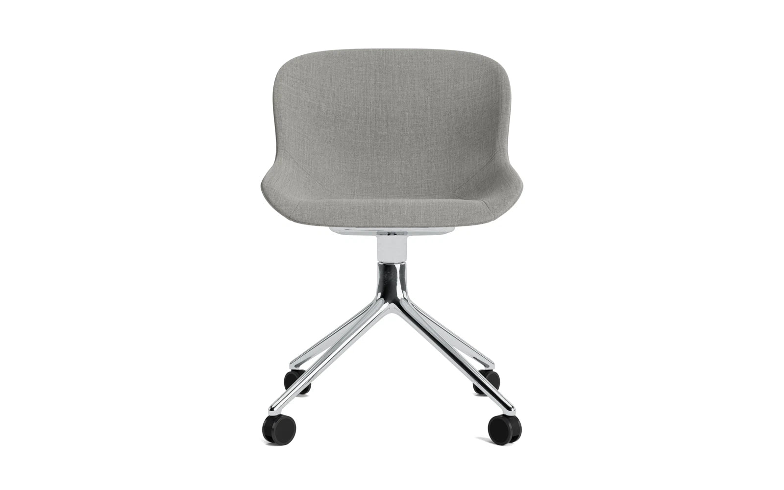 Entdecken Sie den Hyg Drehsessel mit Rollen von Normann Copenhagen – ein stilvolles, vollpolstertes Möbelstück, das Komfort und Funktionalität perfekt kombiniert.