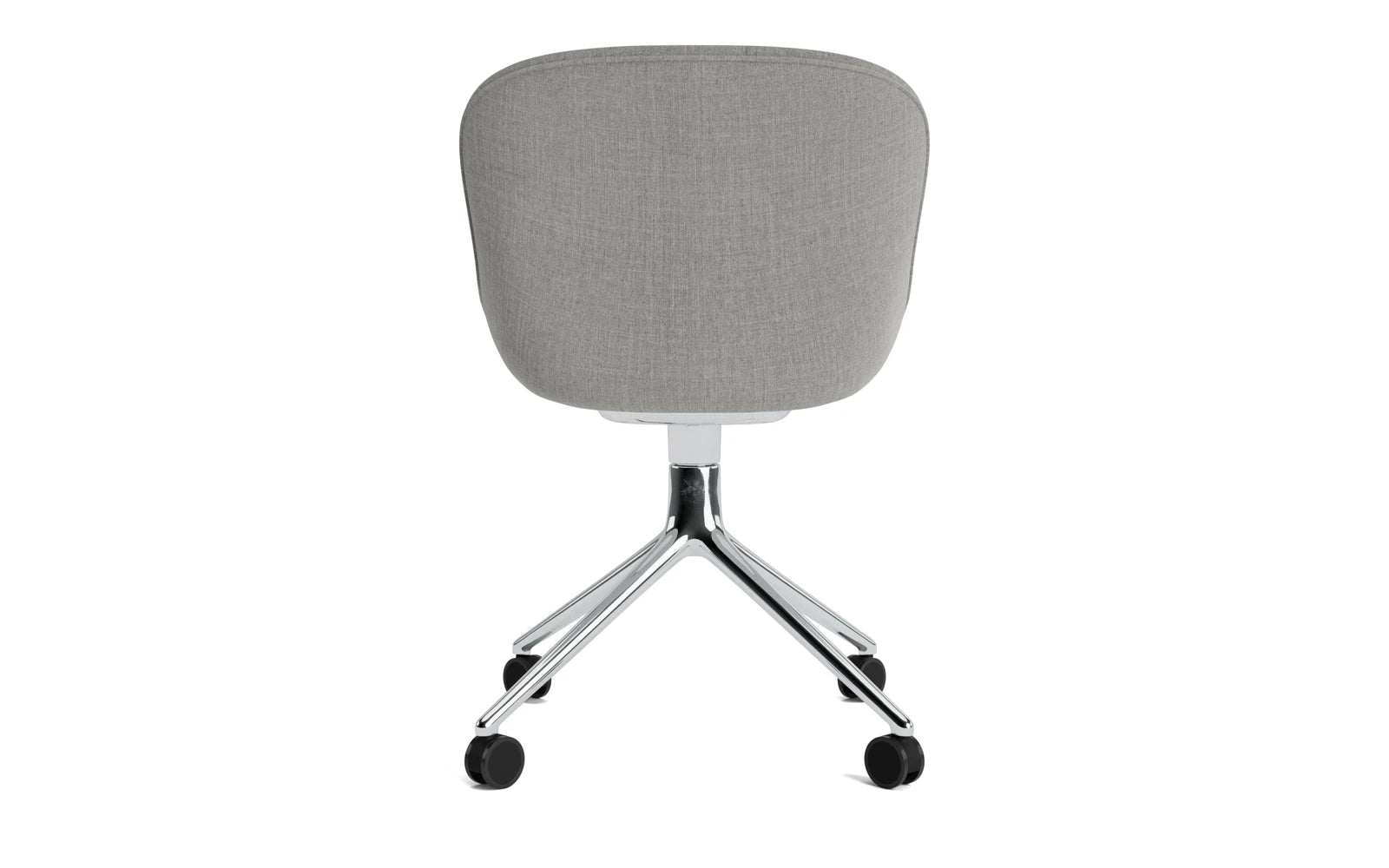 Entdecken Sie den Hyg Drehsessel mit Rollen von Normann Copenhagen – ein stilvolles, vollpolstertes Möbelstück, das Komfort und Flexibilität in jeden Raum bringt.