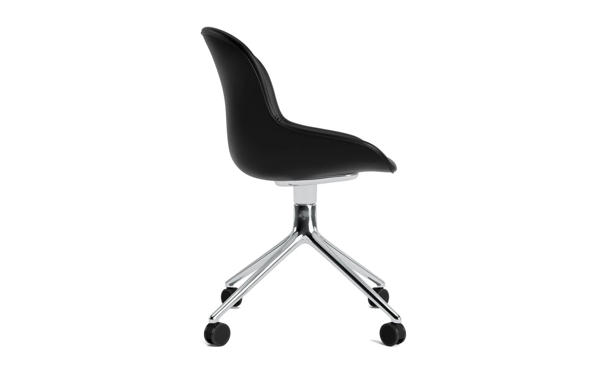 Hyg Drehstuhl mit Rollen vollposter aluminium Ultra leder in Ultra 41599 präsentiert im Onlineshop von KAQTU Design AG. Dreh-Schalenstuhl ist von Normann Copenhagen