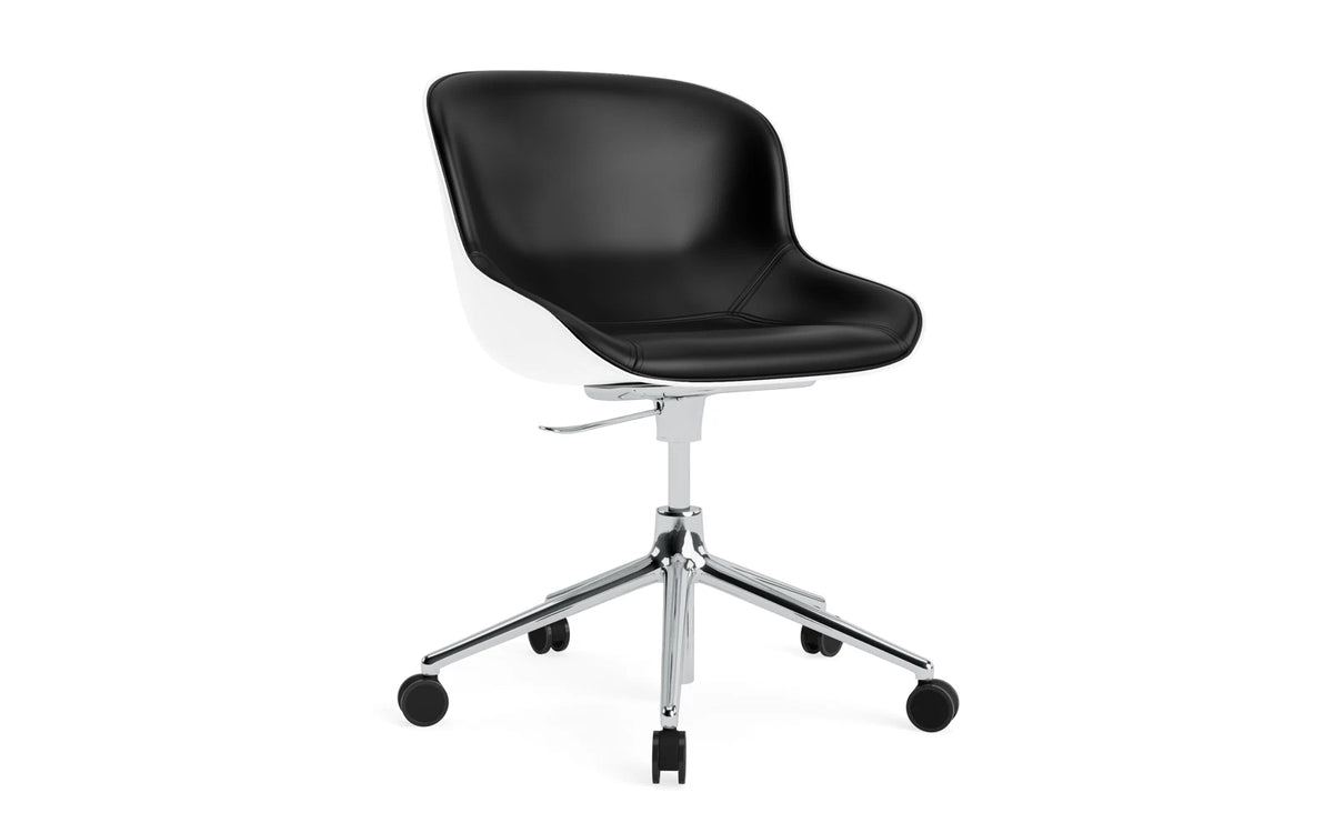 Hyg Drehstuhl mit Rollen Frontpolster Weiss/Ultra Leder in Ultra 41599 präsentiert im Onlineshop von KAQTU Design AG. Dreh-Schalenstuhl mit Rollen ist von Normann Copenhagen
